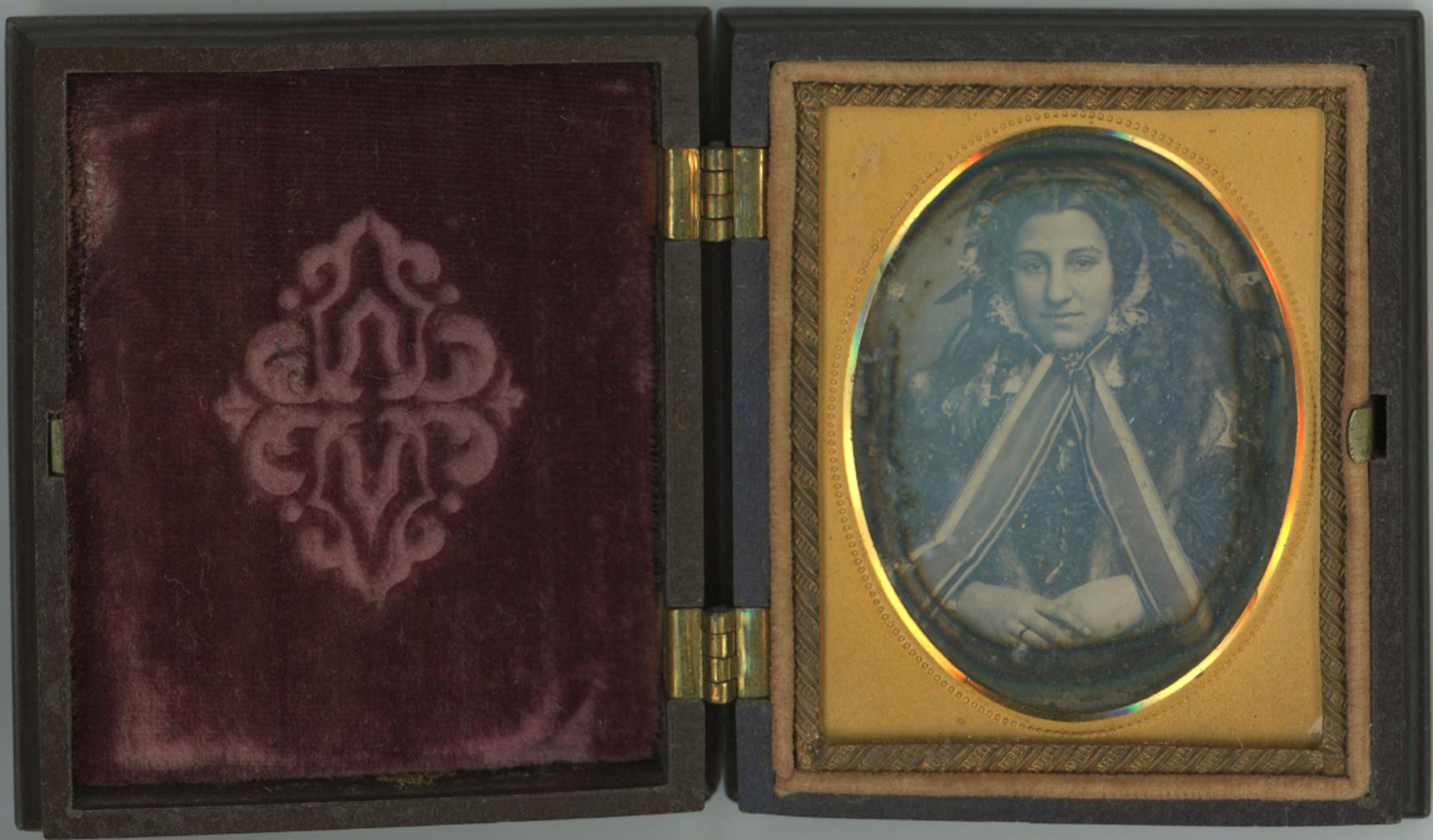 [Daguerreotype] Three Victorian Beauties