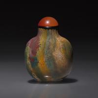 A Chinese Carved Jasper "Purse" Form Snuff Bottle, Qing Dynasty, 19th Century — 清中期 羊肝瑪瑙荷包式鼻煙壺