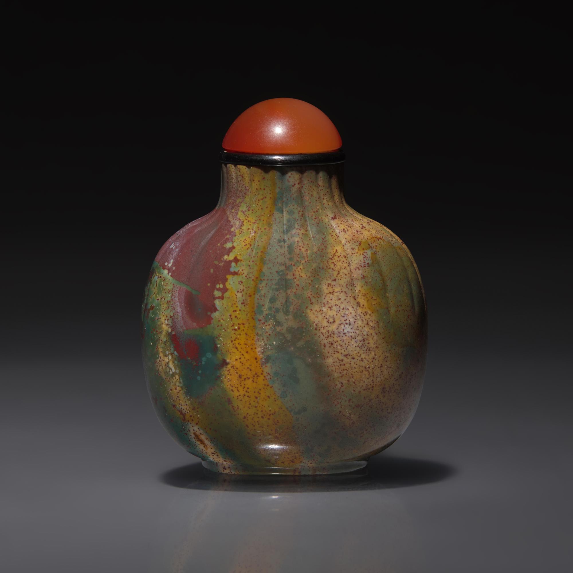 A Chinese Carved Jasper "Purse" Form Snuff Bottle, Qing Dynasty, 19th Century — 清中期 羊肝瑪瑙荷包式鼻煙壺