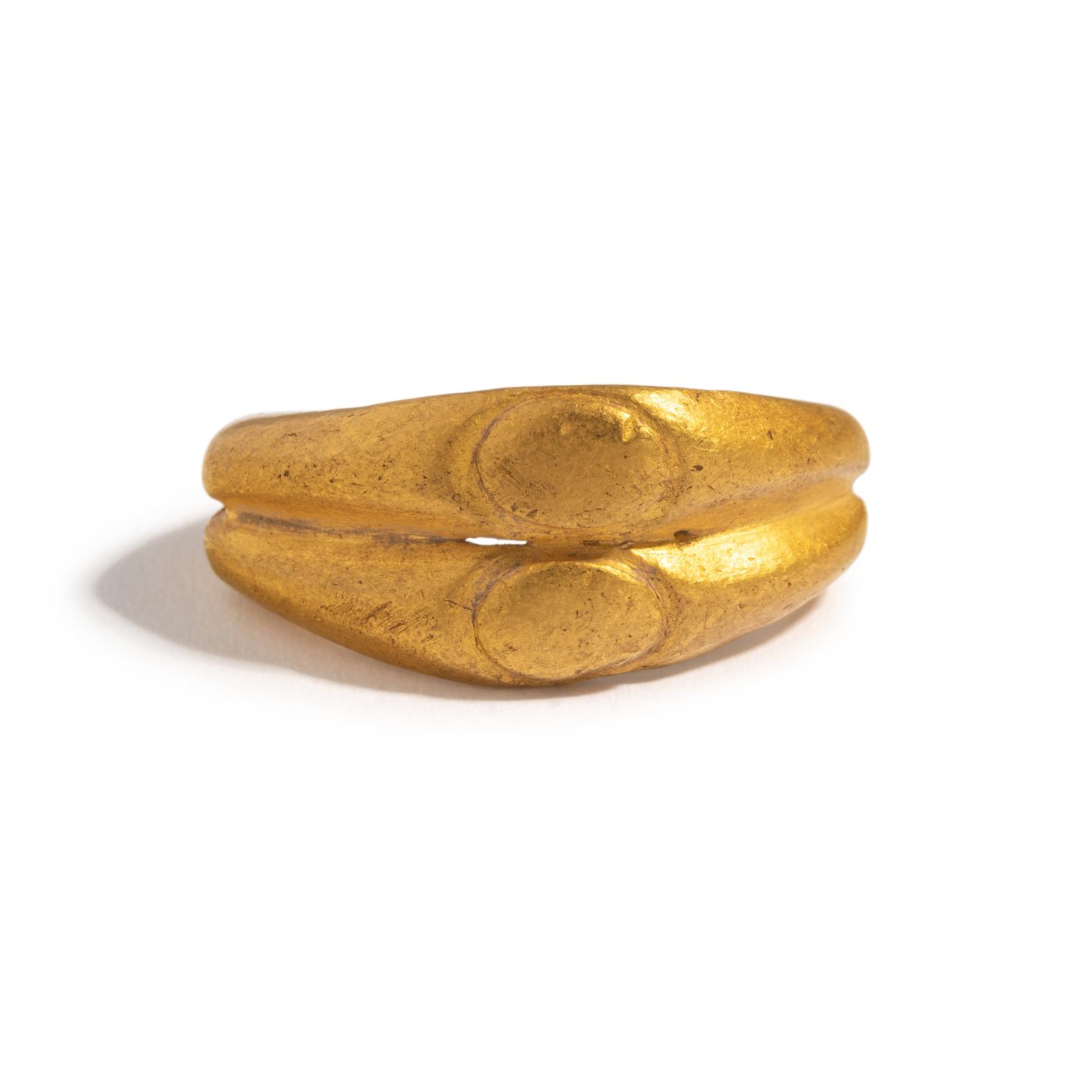 A Roman Gold Double Finger Ring