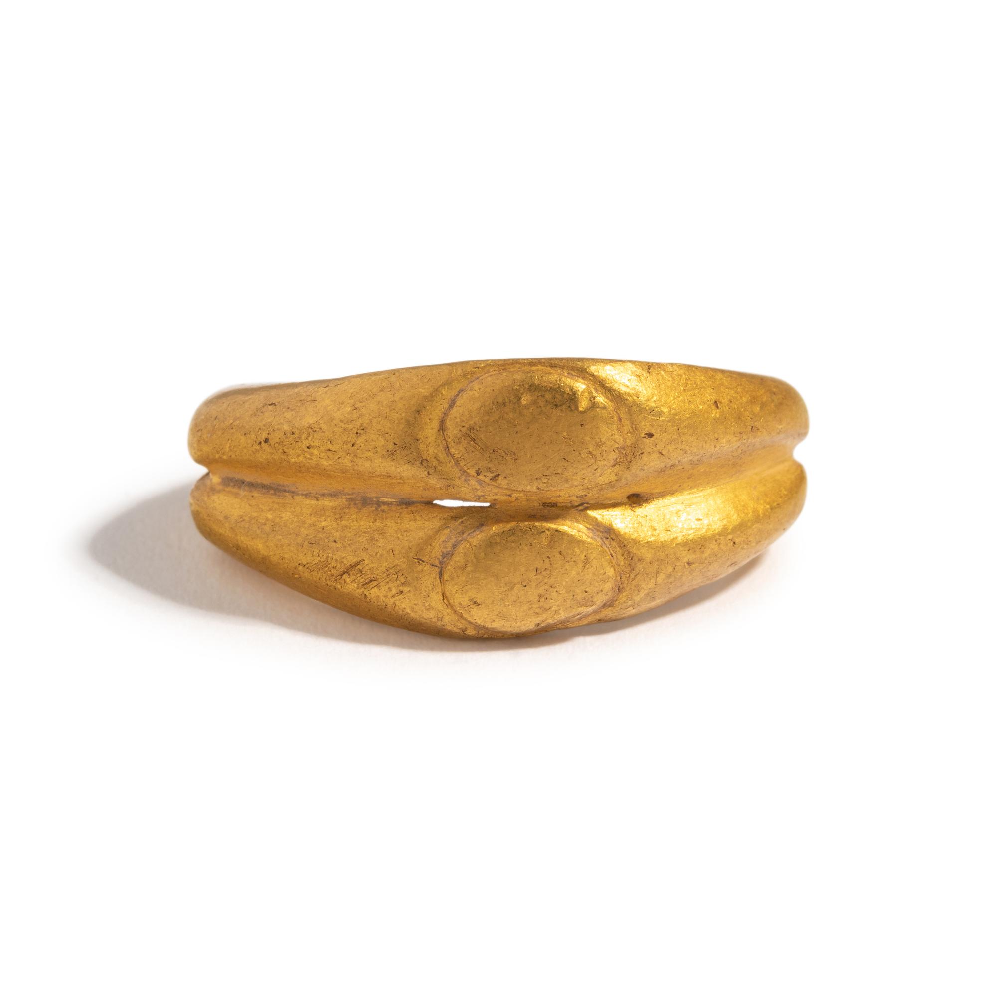 A Roman Gold Double Finger Ring