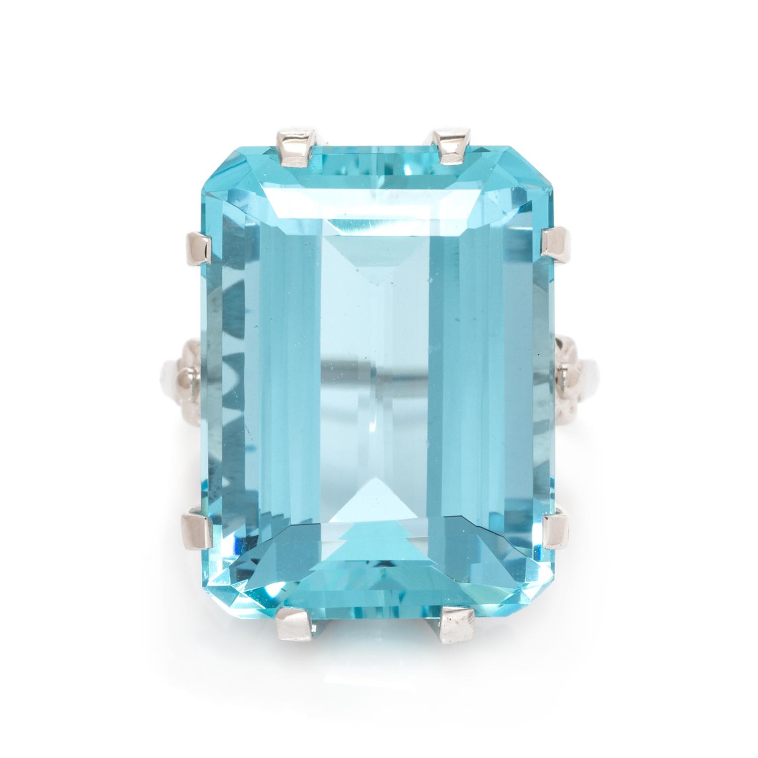 An 18 Karat White Gold and Aquamarine Ring, 7.50 dwts.
