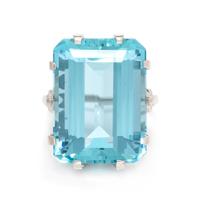 An 18 Karat White Gold and Aquamarine Ring, 7.50 dwts.