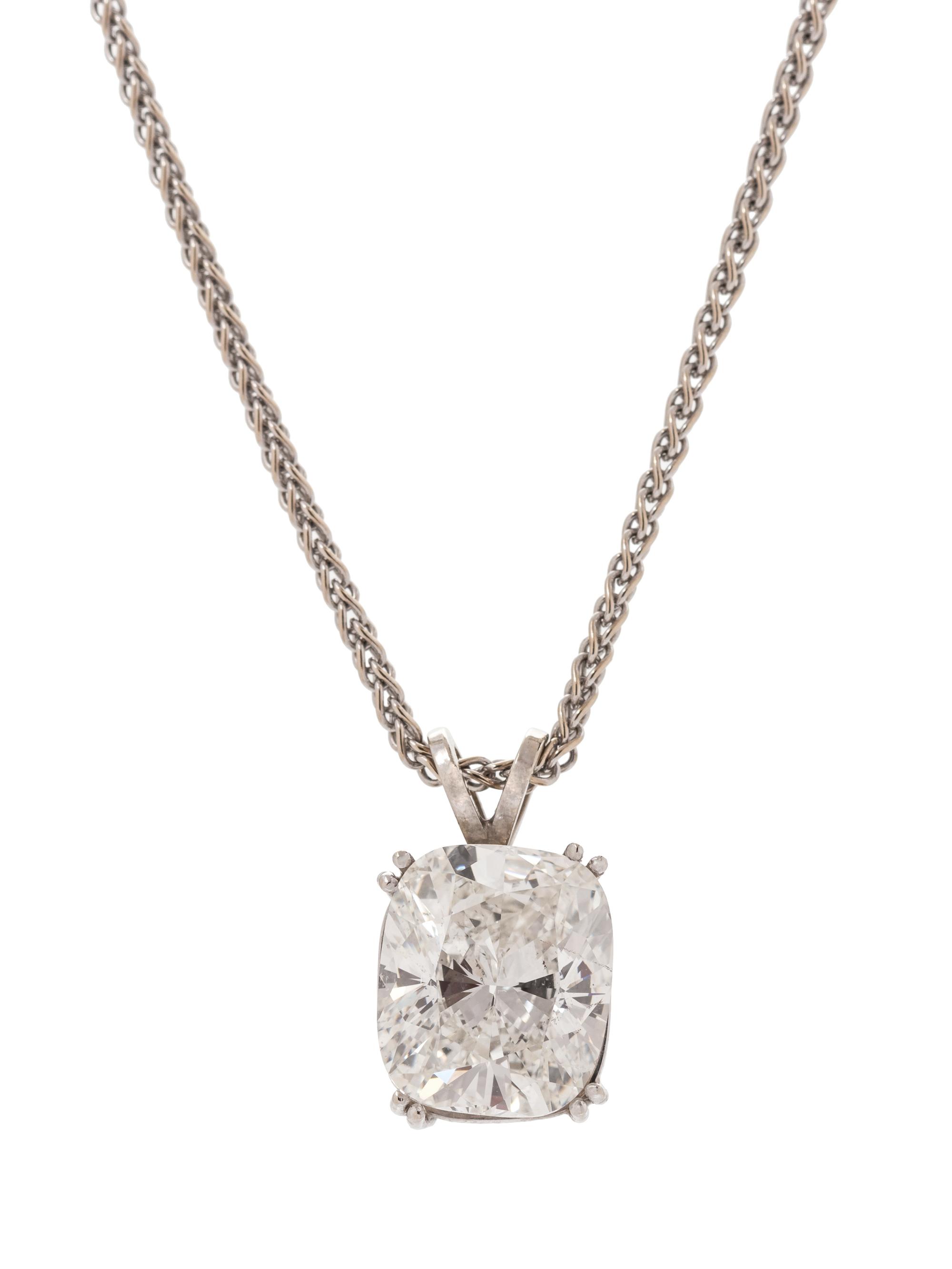 A 14 Karat White Gold and Diamond Pendant/Necklace,