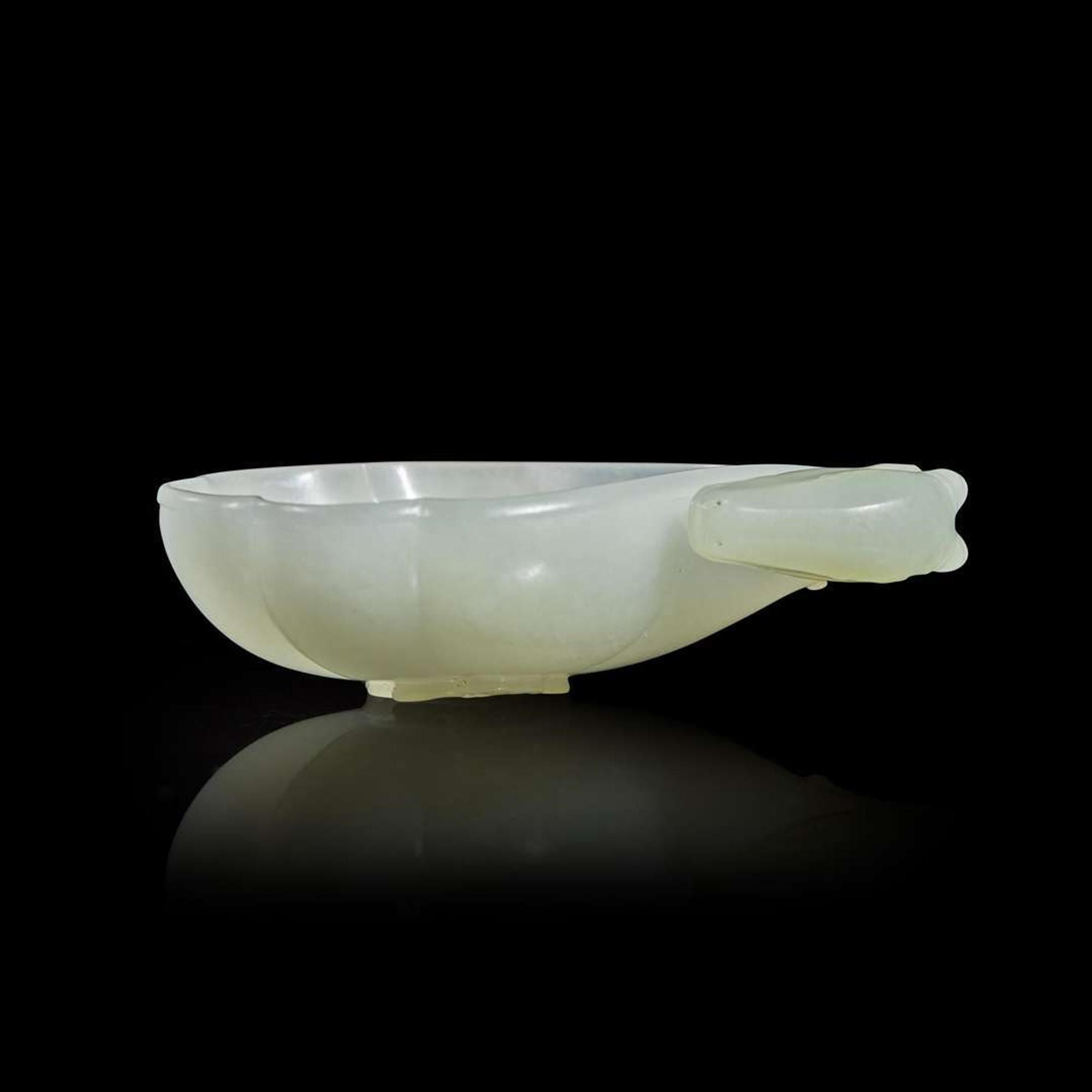 A small Chinese carved pale celadon jade Mughal-style coupe 痕都斯坦風格羊首小杯