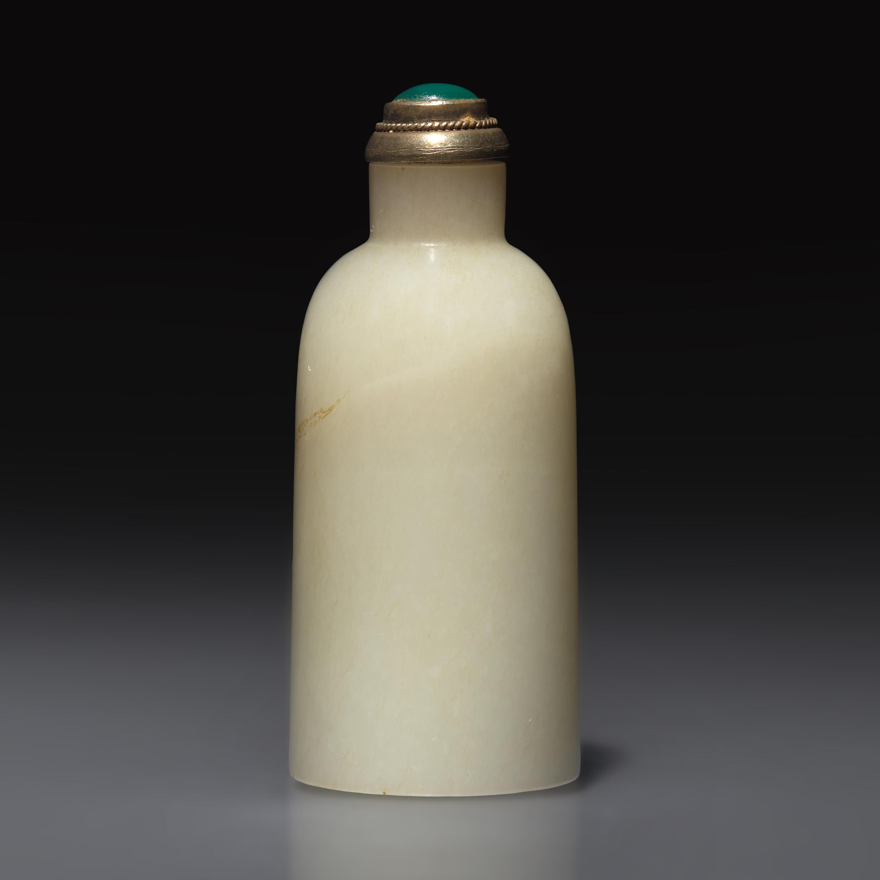 A Chinese Greyish-White Jade Snuff Bottle, Qing Dynasty, Circa 1750-1880 — 1750-1880年 灰白玉素面鼻煙壺