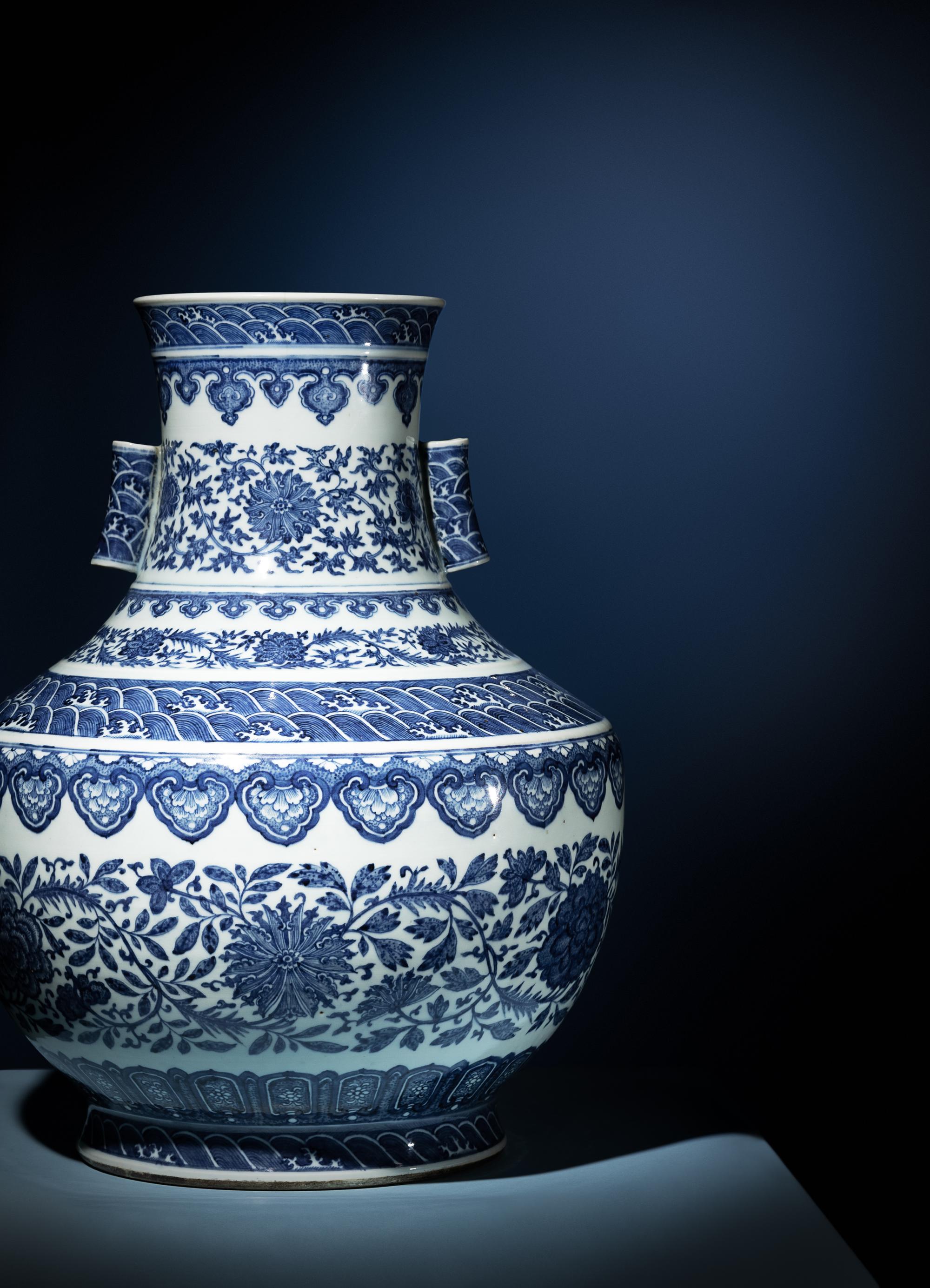 An Impressive Chinese Blue and White Porcelain Hu Vase, Qing Dynasty 清 青花纏枝花卉紋大貫耳壺