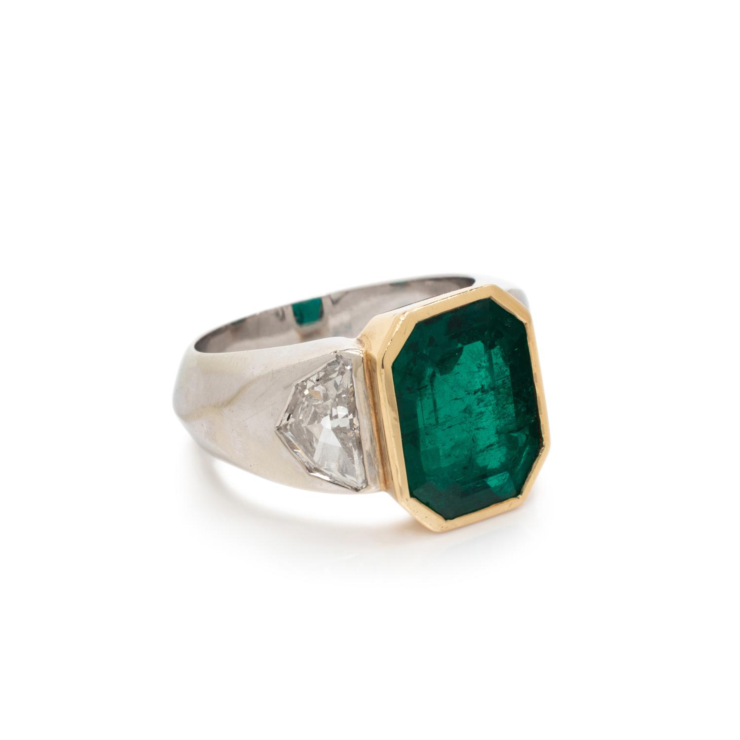 COLOMBIAN EMERALD AND DIAMOND RING