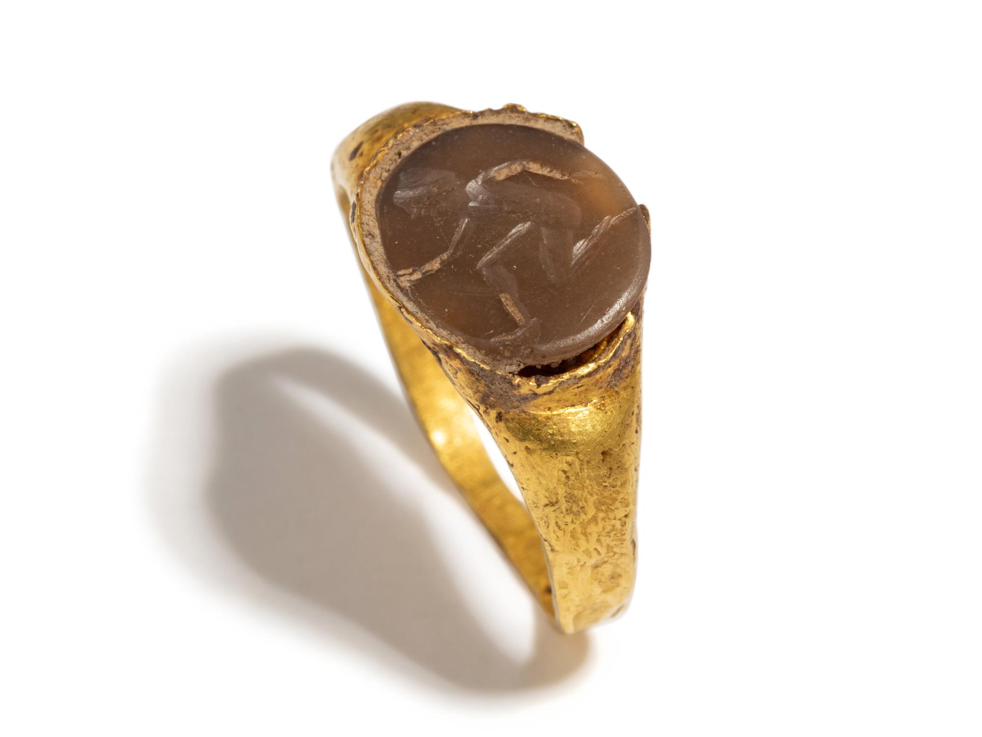 A Roman Gold and Agate Finger Ring with a Nude Male Athlete