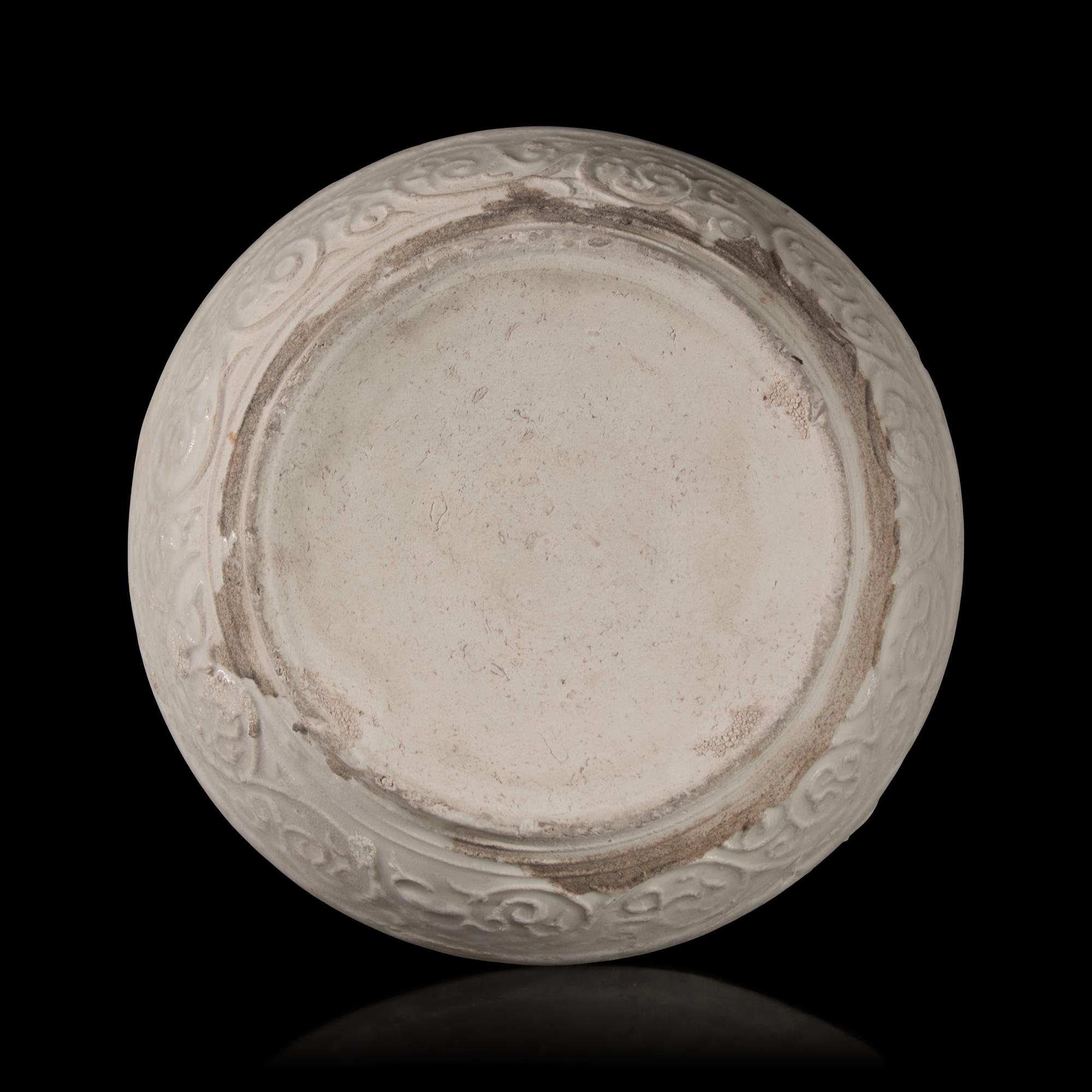 A Chinese Molded Dehua Porcelain Box and Cover, Song/Yuan Dynasty — 宋/元 德化白瓷卷草紋圓蓋盒
