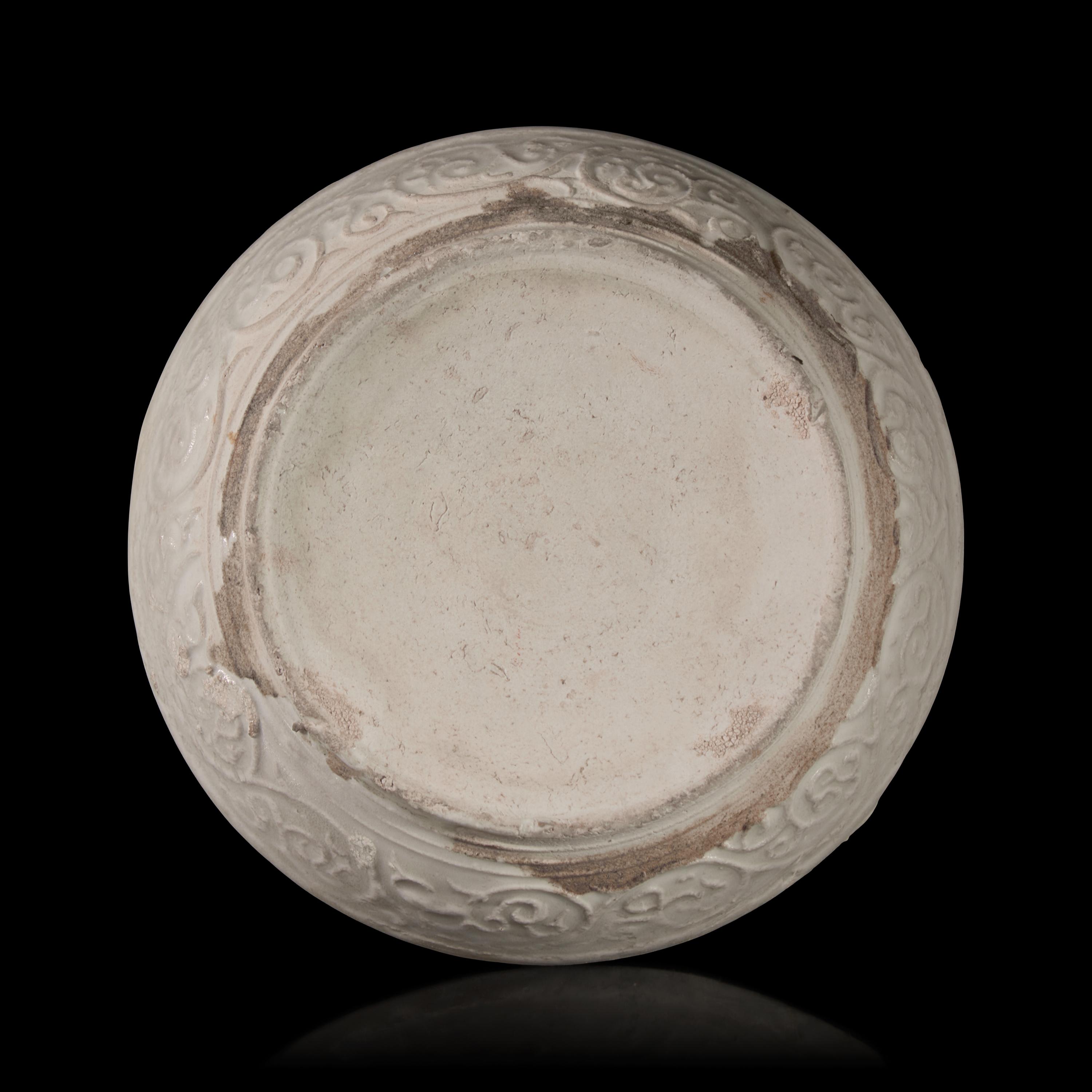 A Chinese Molded Dehua Porcelain Box and Cover, Song/Yuan Dynasty — 宋/元 德化白瓷卷草紋圓蓋盒