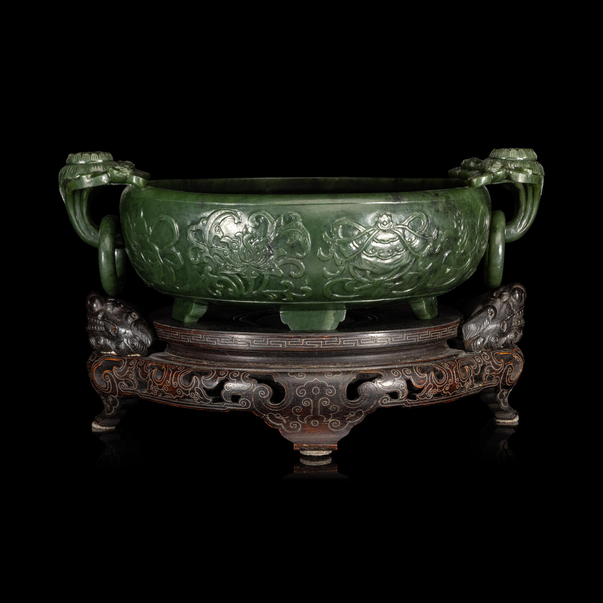 A Chinese Carved Spinach Jade Marriage Bowl, Late Qing/Republic Period 晚清/民國 碧玉雙魚活環洗
