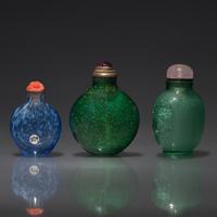Three Chinese Green and Blue Glass Snuff Bottles, Qing Dynasty, 18th-19th Century — 清中期 綠料及藍料鼻煙壺三支