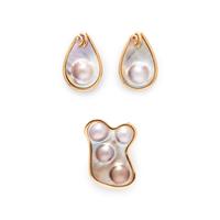 YELLOW GOLD AND CULTURED BLISTER PEARL EARRINGS AND SCARF RING
