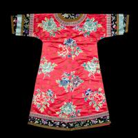 A Chinese Red Ground Embroidered Silk Manchu Lady's Informal Robe, Changyi, Late 19th Century 清晚期 桃紅緞綉牡丹團壽紋氅衣