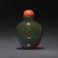 A Small Chinese Russet and Green Jasper Snuff Bottle, Qing Dynasty, Circa 1750-1860 — 1750–1860年 羊肝瑪瑙小鼻煙壺