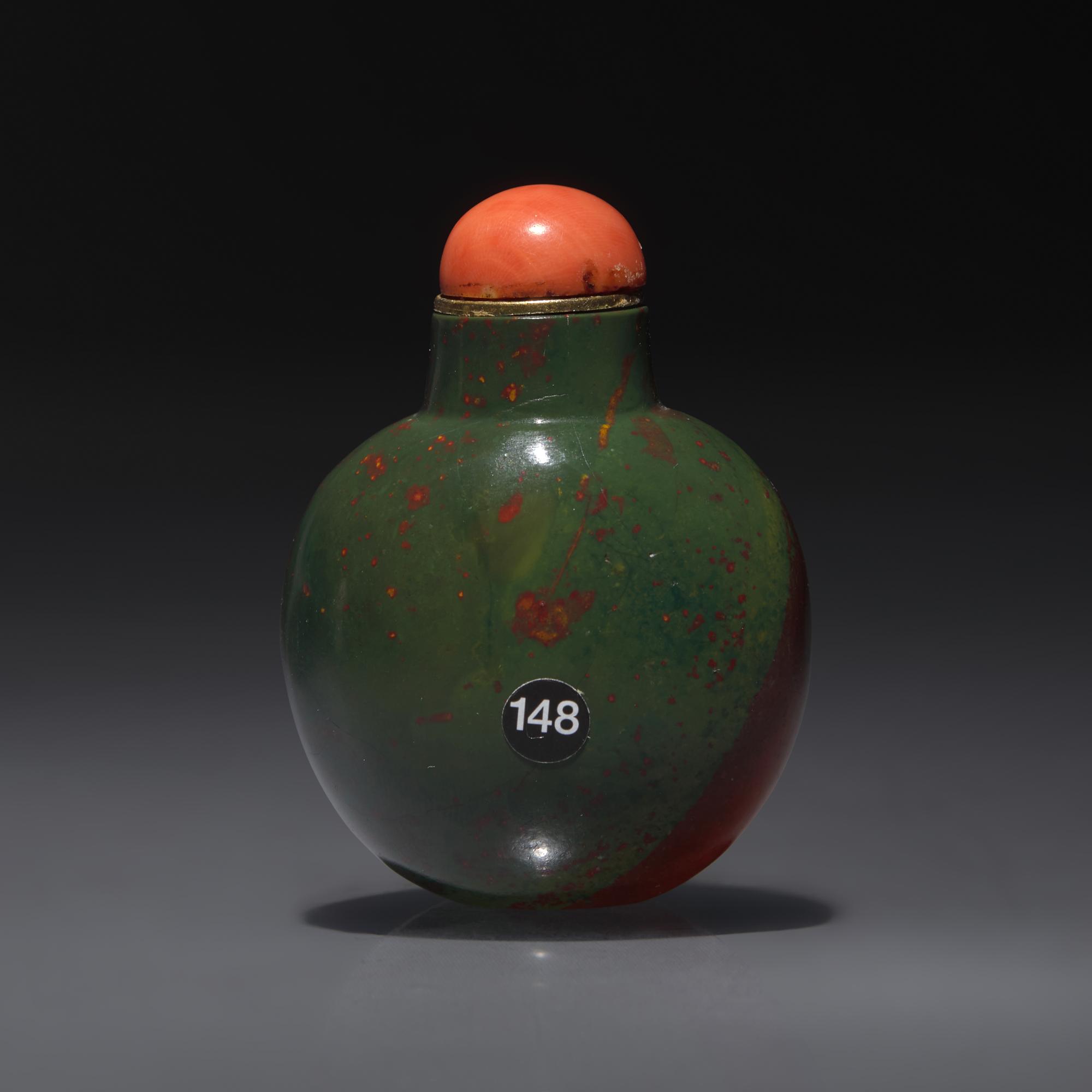 A Small Chinese Russet and Green Jasper Snuff Bottle, Qing Dynasty, Circa 1750-1860 — 1750–1860年 羊肝瑪瑙小鼻煙壺