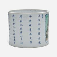 A Chinese famille verte-decorated porcelain brush pot 五彩笔筒