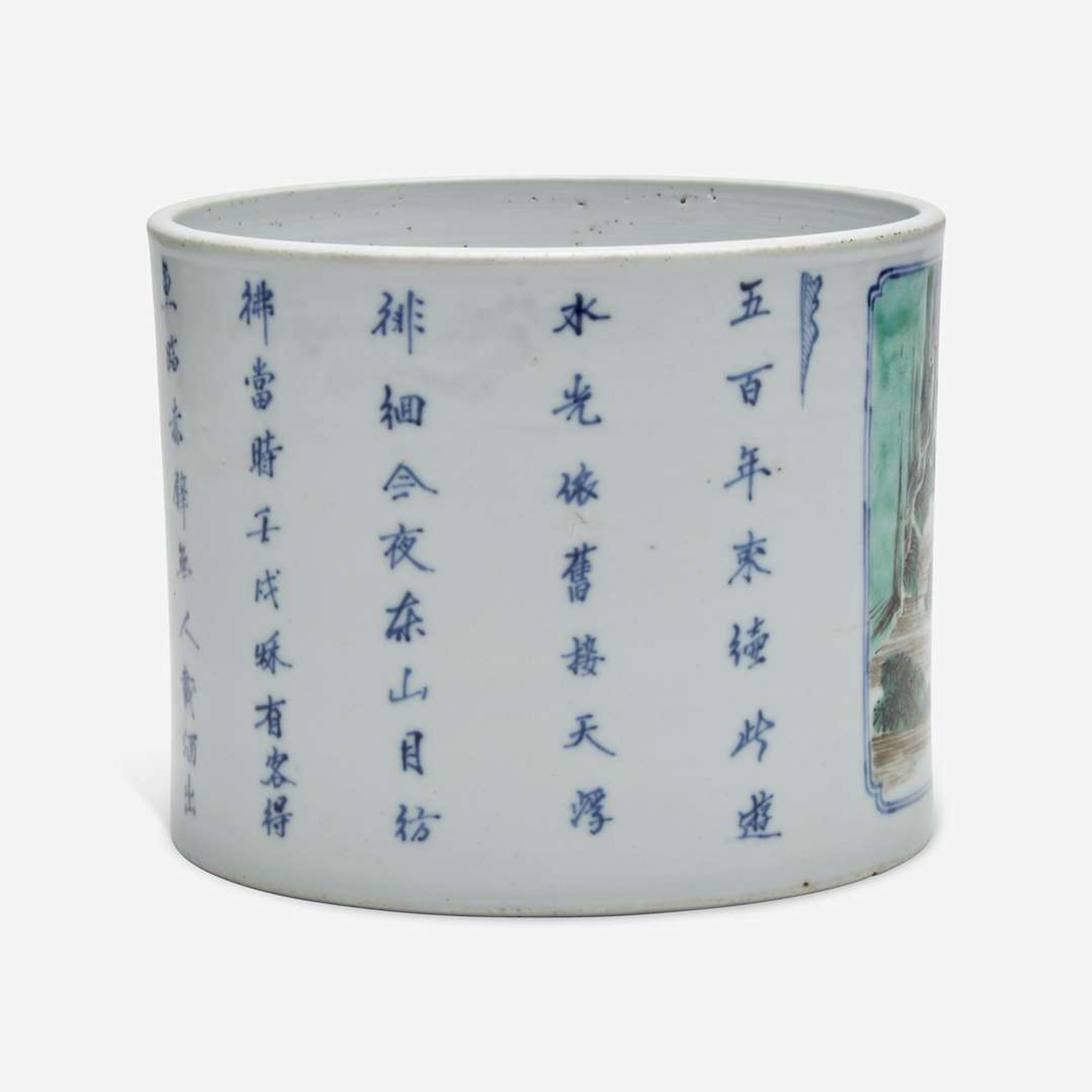A Chinese famille verte-decorated porcelain brush pot 五彩笔筒