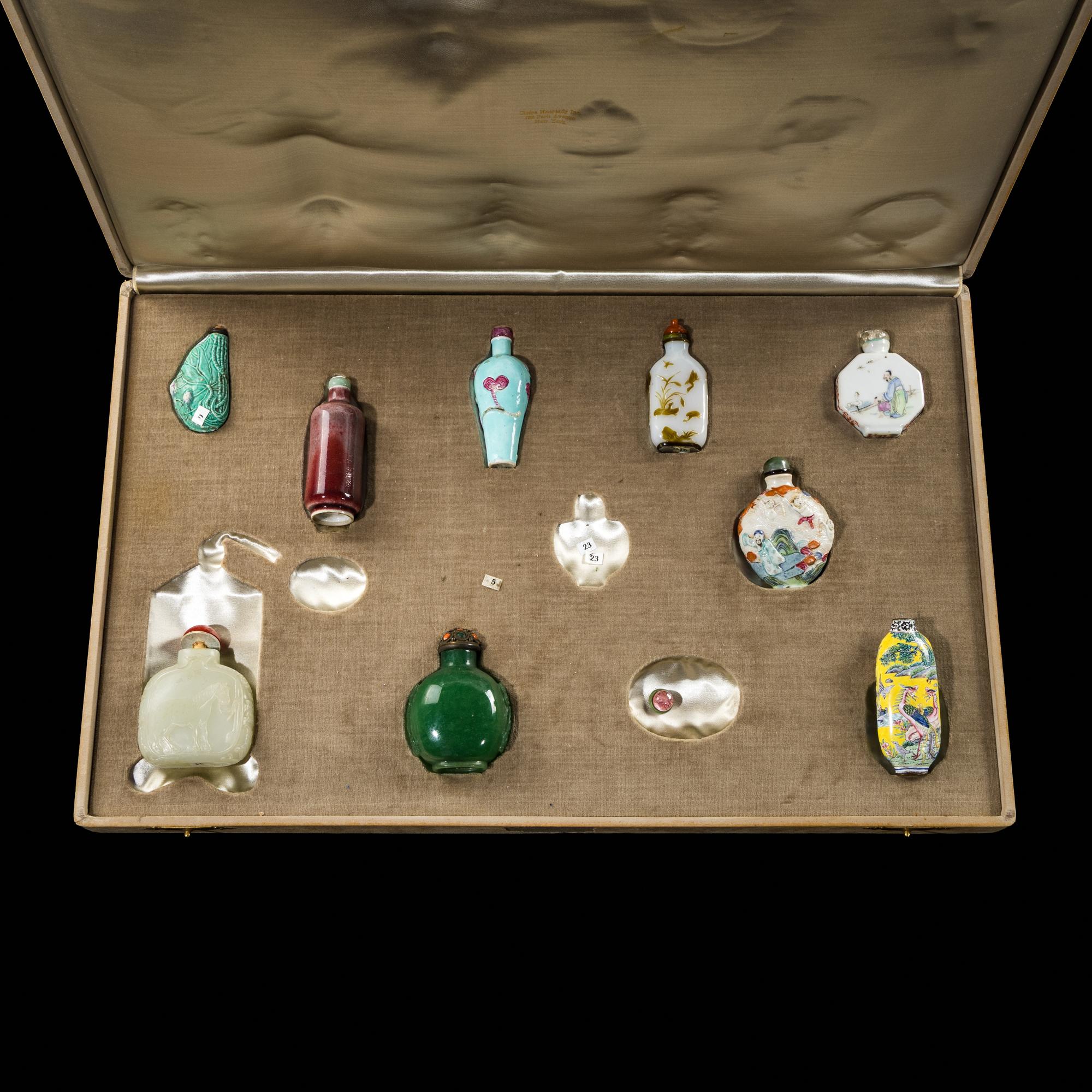 Nine Chinese Snuff Bottles, 19th-Early 20th Century — 晚清-民國 各式鼻烟壺一組九只