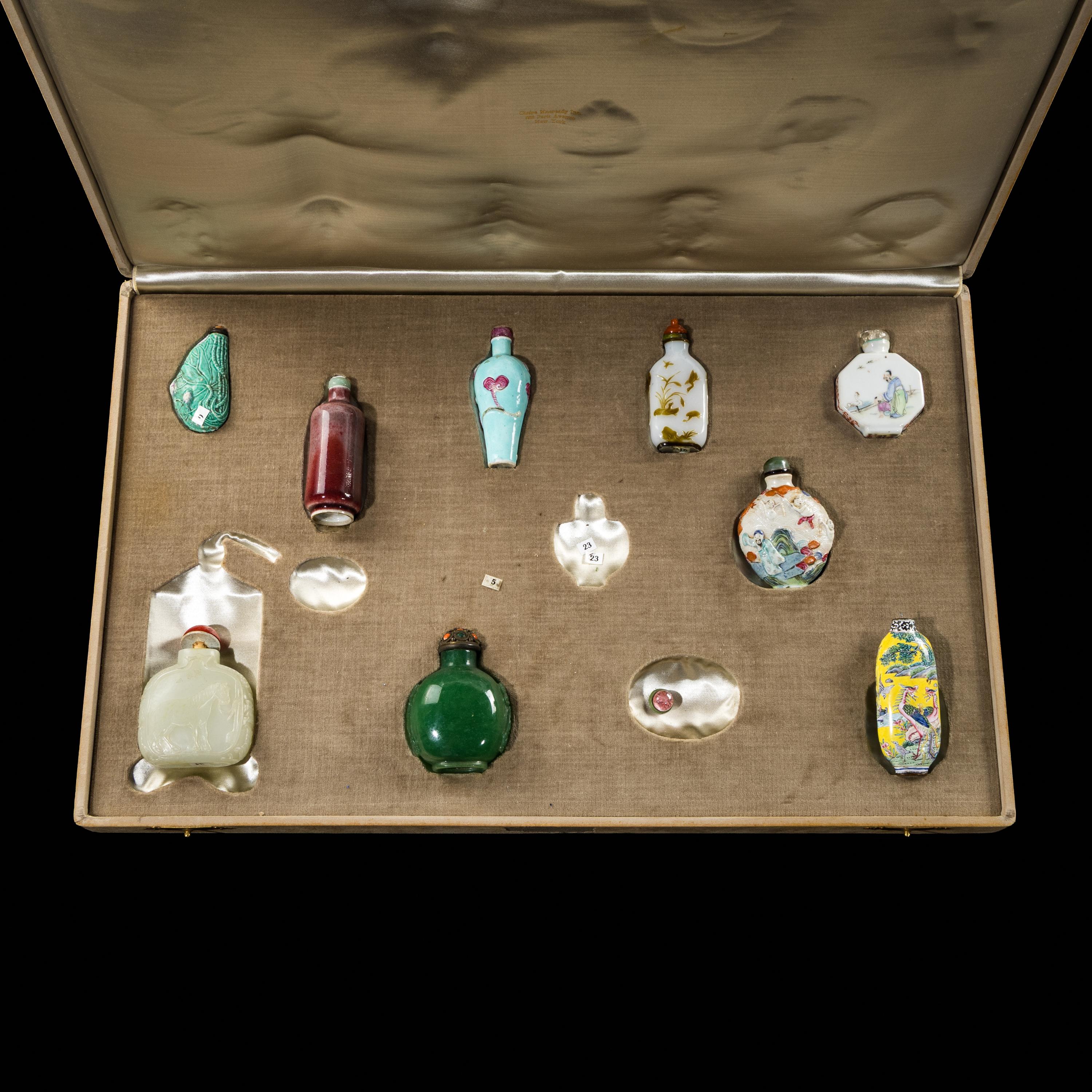 Nine Chinese Snuff Bottles, 19th-Early 20th Century — 晚清-民國 各式鼻烟壺一組九只