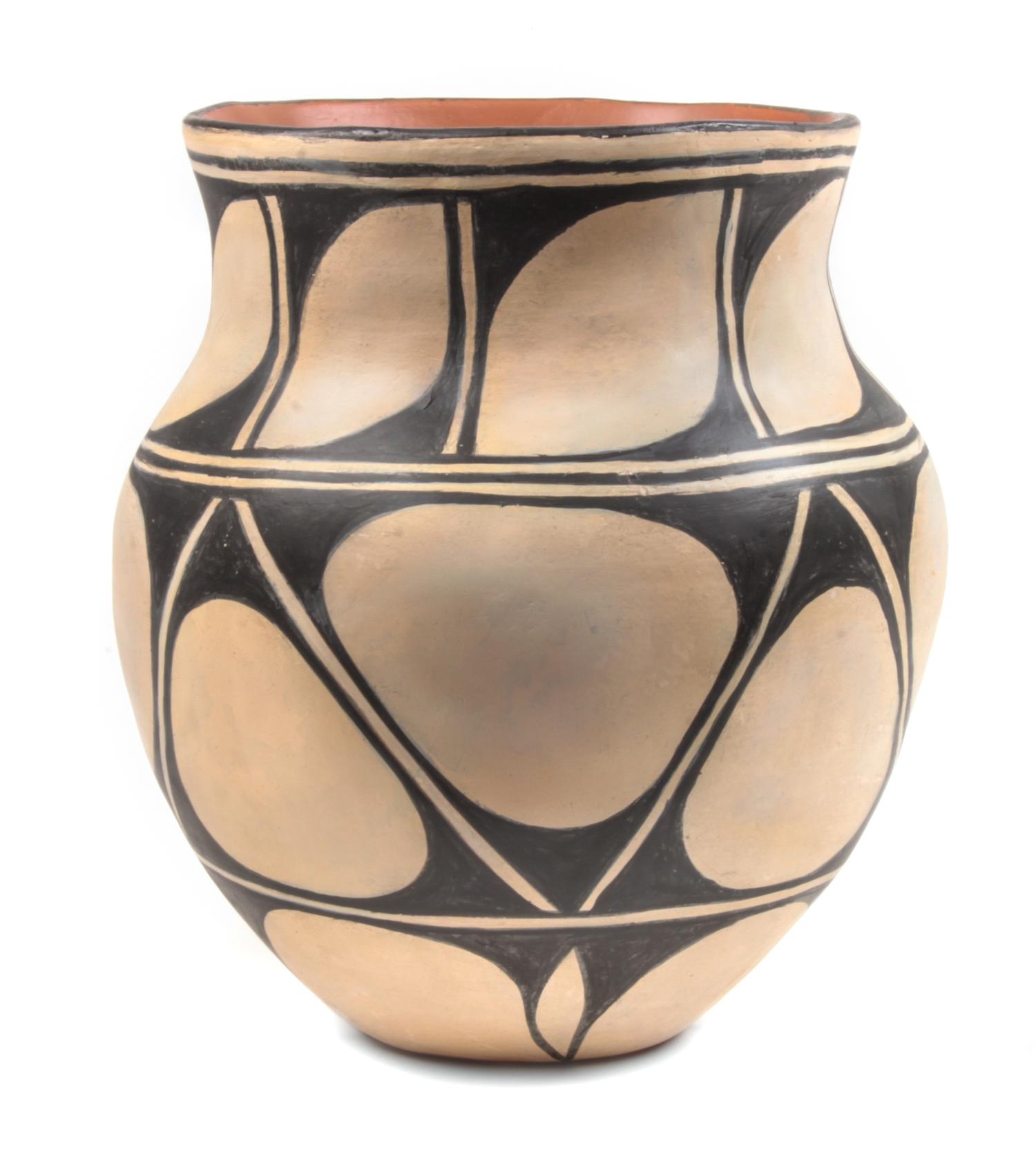 Robert Tenorio (Santo Domingo, b. 1950) Pottery Vase Height 10 inches
