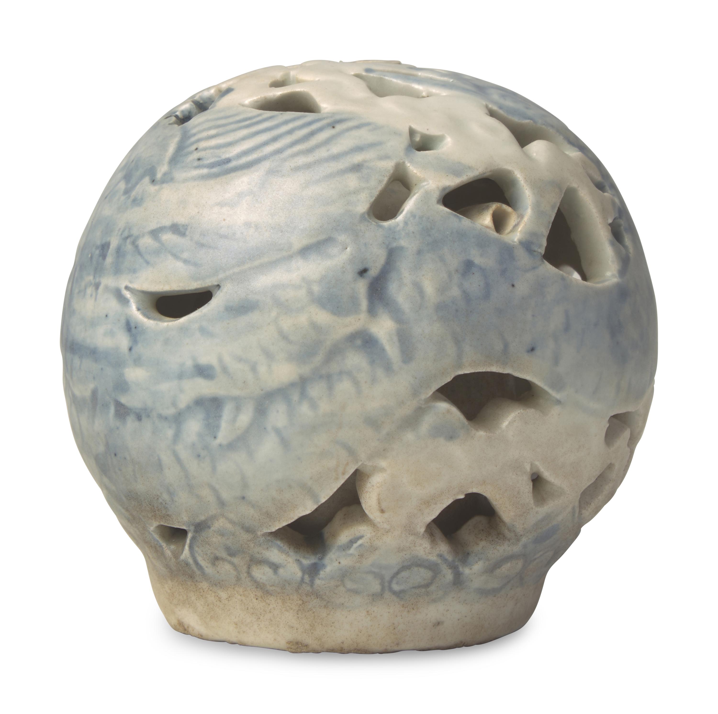 A Korean Blue and White Porcelain Reticulated Water Dropper 高麗青花龍紋水呈