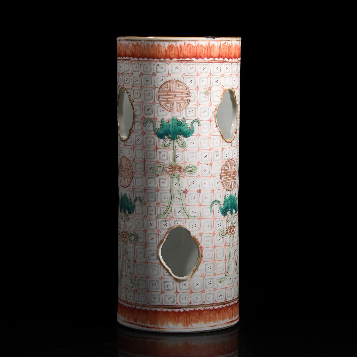 A Chinese Famille Verte "Bats" Hat Stand, Late Qing Dynasty 清晚期 福壽雙全帽筒一隻