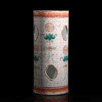 A Chinese Famille Verte "Bats" Hat Stand, Late Qing Dynasty 清晚期 福壽雙全帽筒一隻