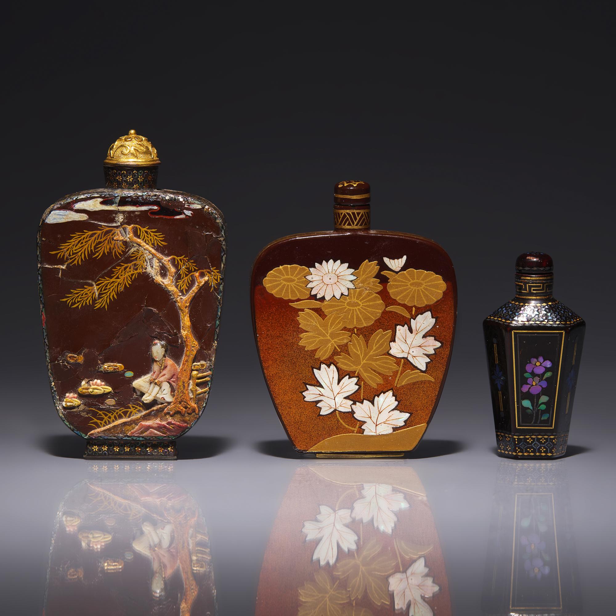 Three Japanese Lacquer Snuff Bottles 日本蒔繪、揚州黑漆螺鈿鼻烟壺三支