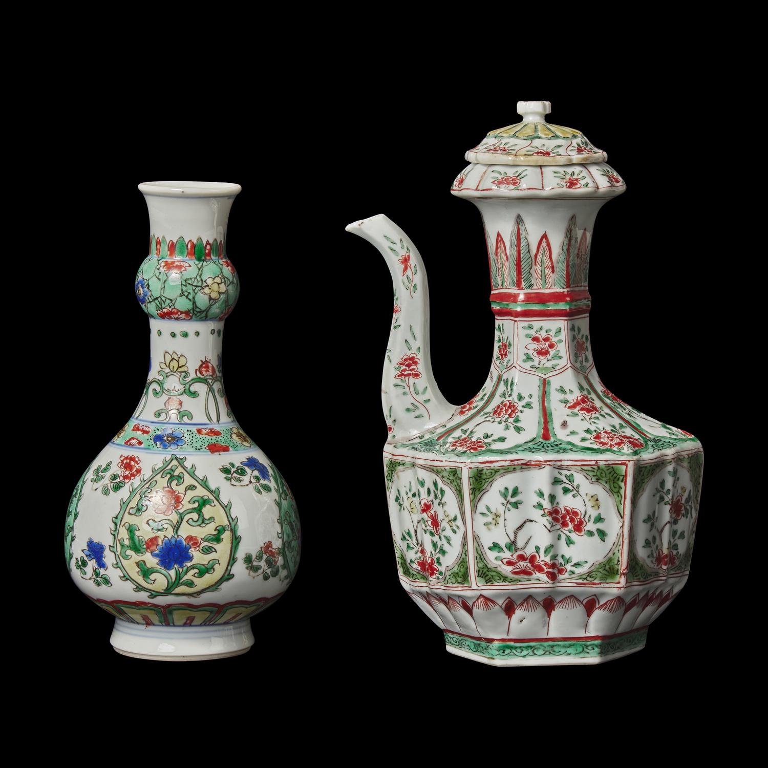 A Chinese Export Famille Verte Porcelain Covered Ewer and a Guglet Vase, Kangxi Period 清康熙 外銷五彩花卉紋酒注及蒜頭瓶