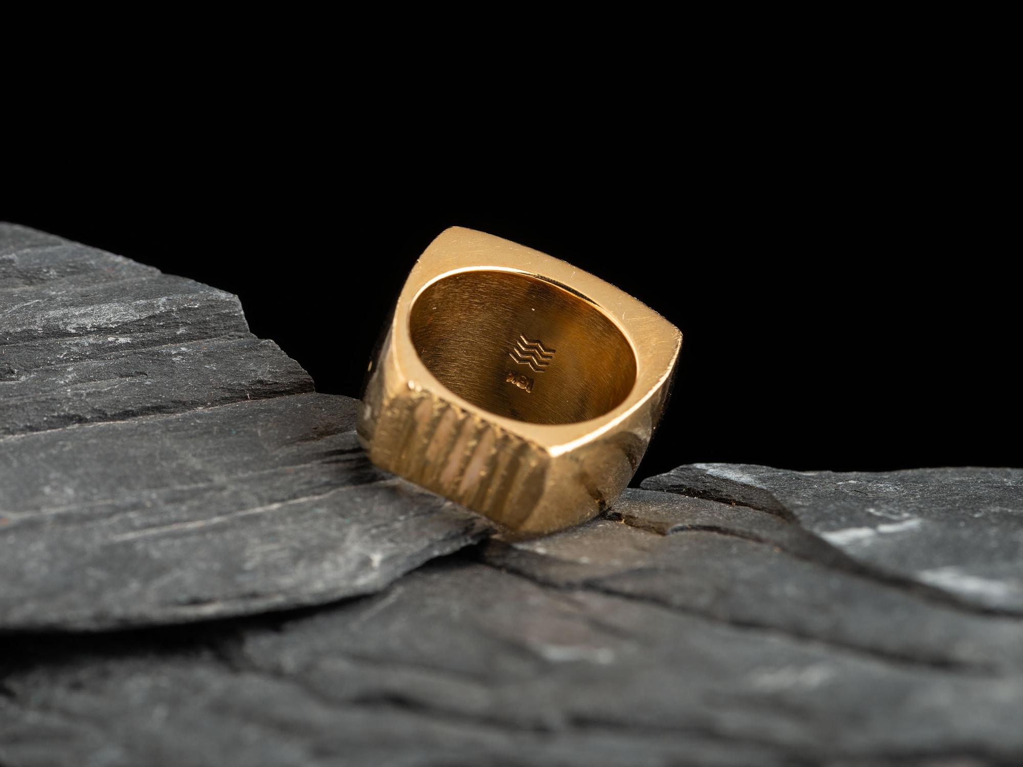 18K Gold Ring, set with Opal and Onyx