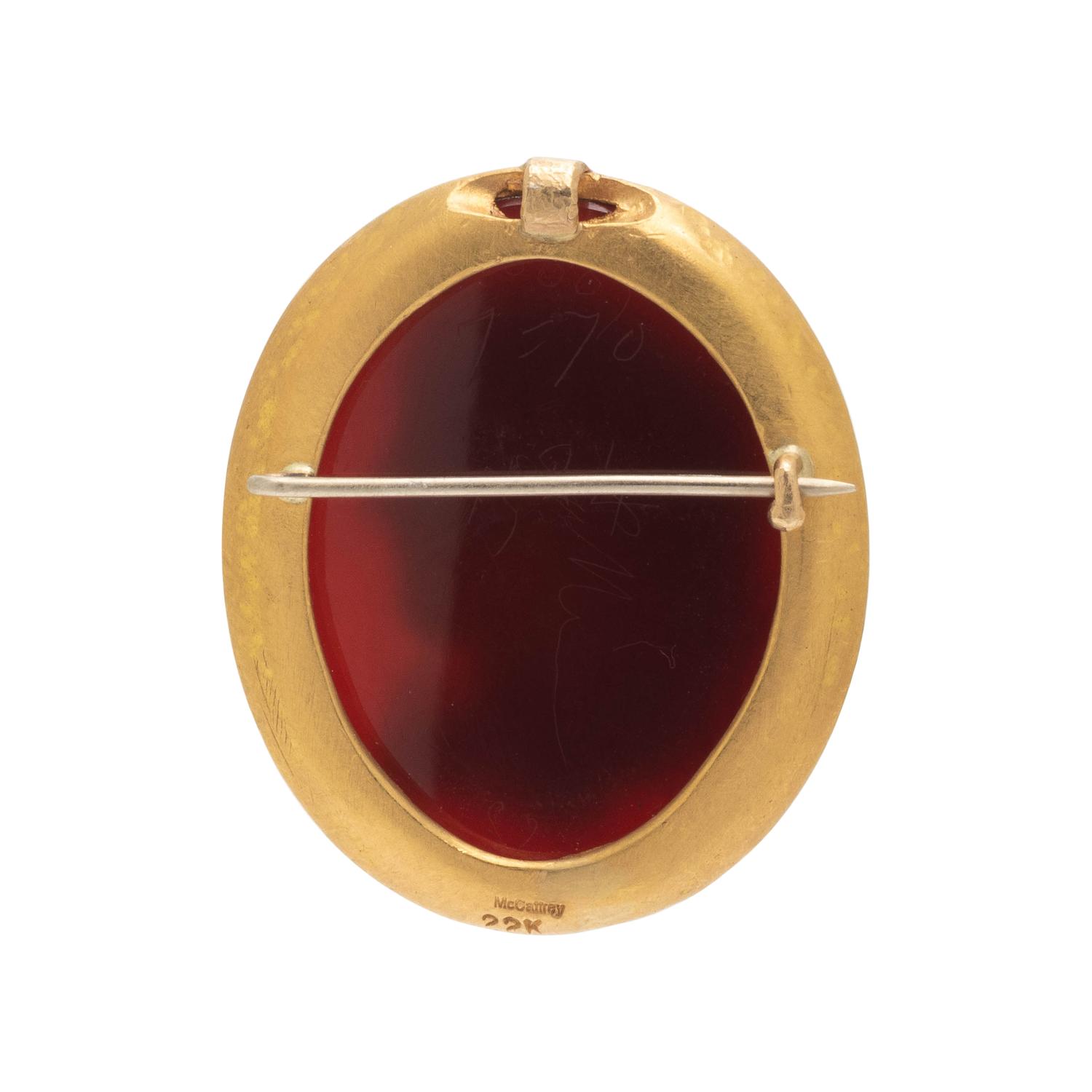 YELLOW GOLD AND AGATE CAMEO PENDANT/BROOCH