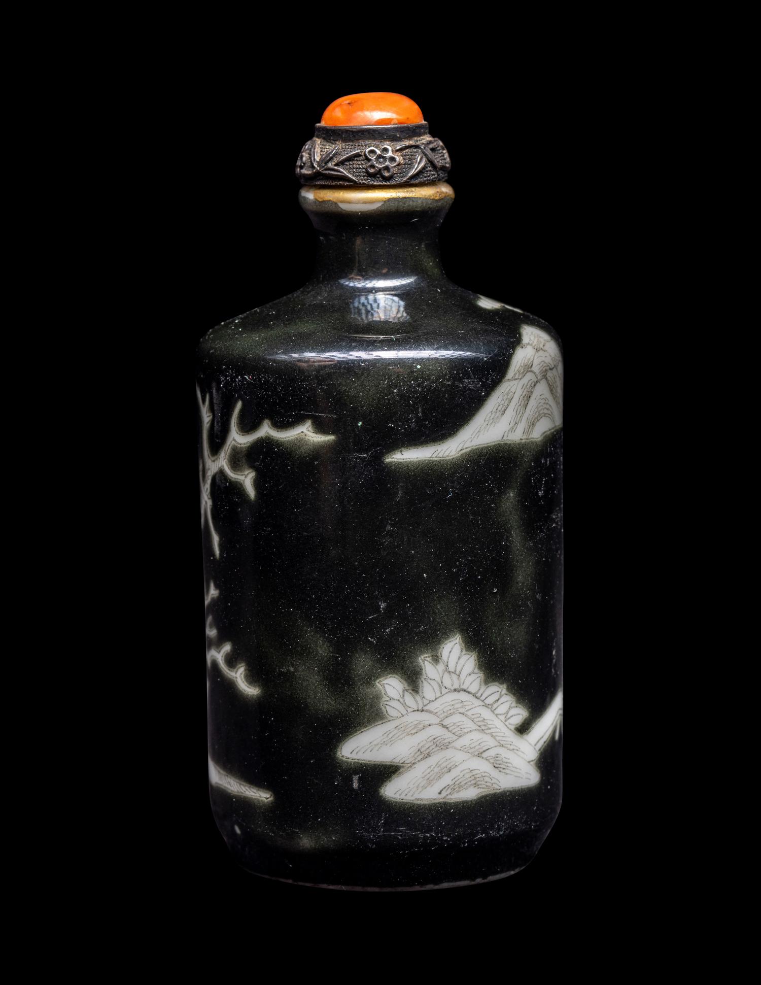 A Chinese Black Enameled Porcelain Snuff Bottle