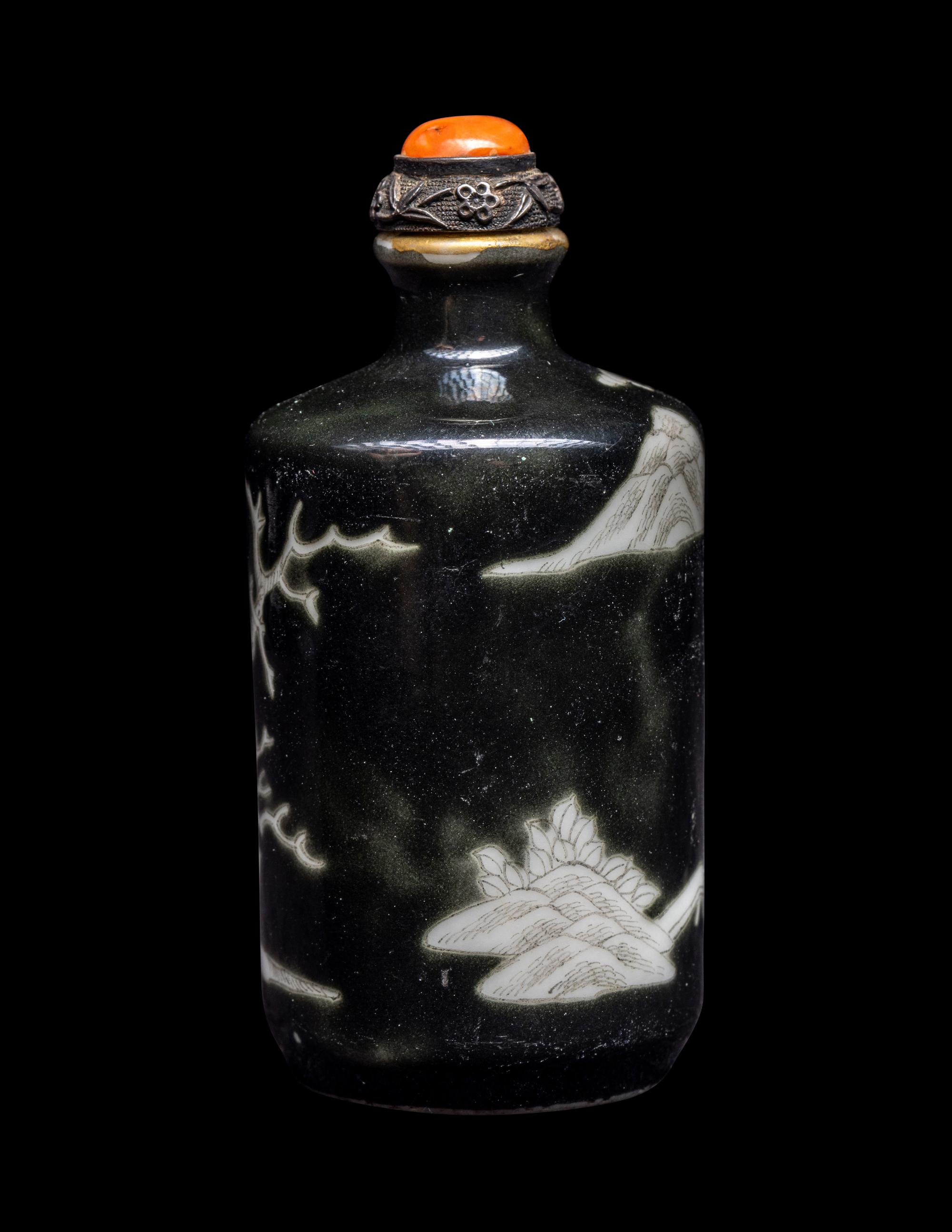 A Chinese Black Enameled Porcelain Snuff Bottle