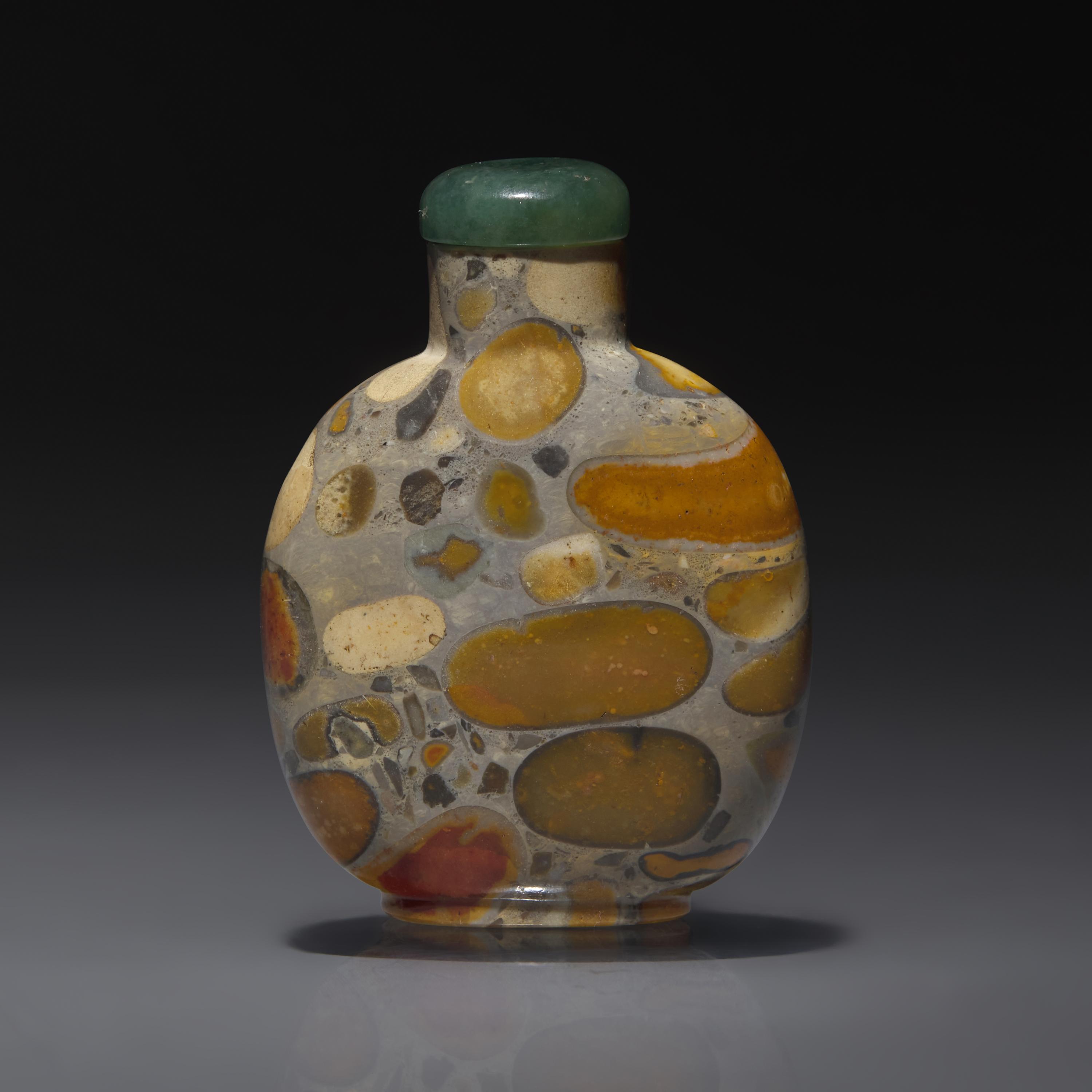 A Chinese Puddingstone Snuff Bottle, Qing Dynasty, Circa 1750-1850 — 1750-1850年 抱子石鼻煙壺