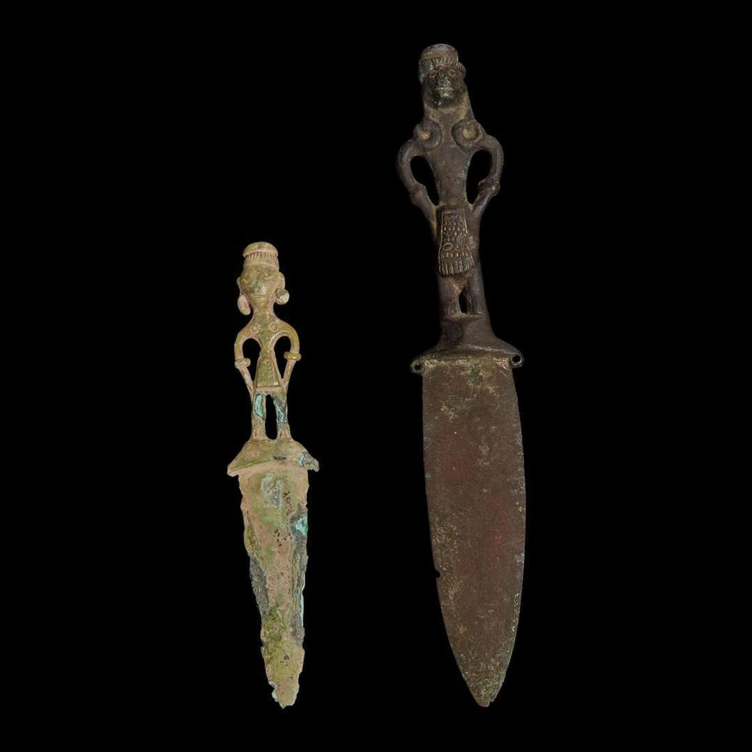 Two Vietnamese bronze daggers 越南青銅匕首兩把 Dong Son Culture, circa 500 BC ?? ????500?