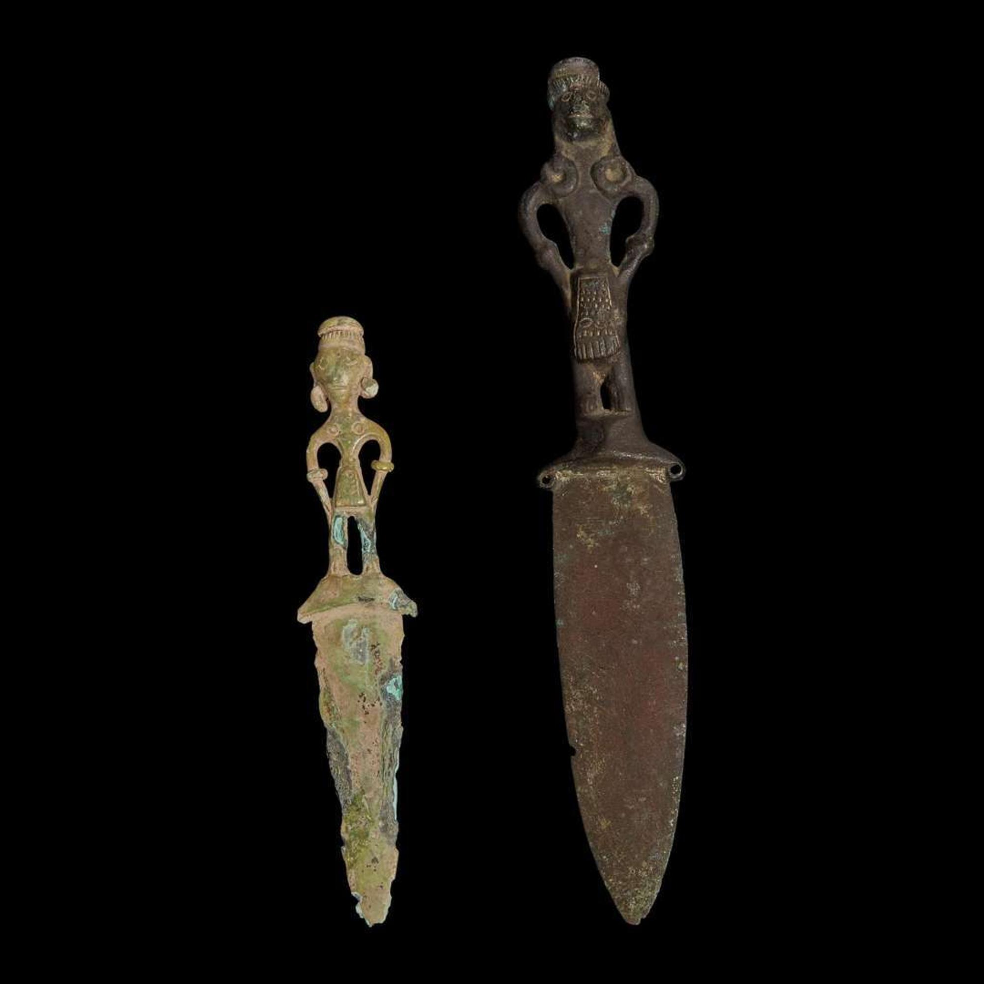 Two Vietnamese bronze daggers 越南青銅匕首兩把 Dong Son Culture, circa 500 BC ?? ????500?