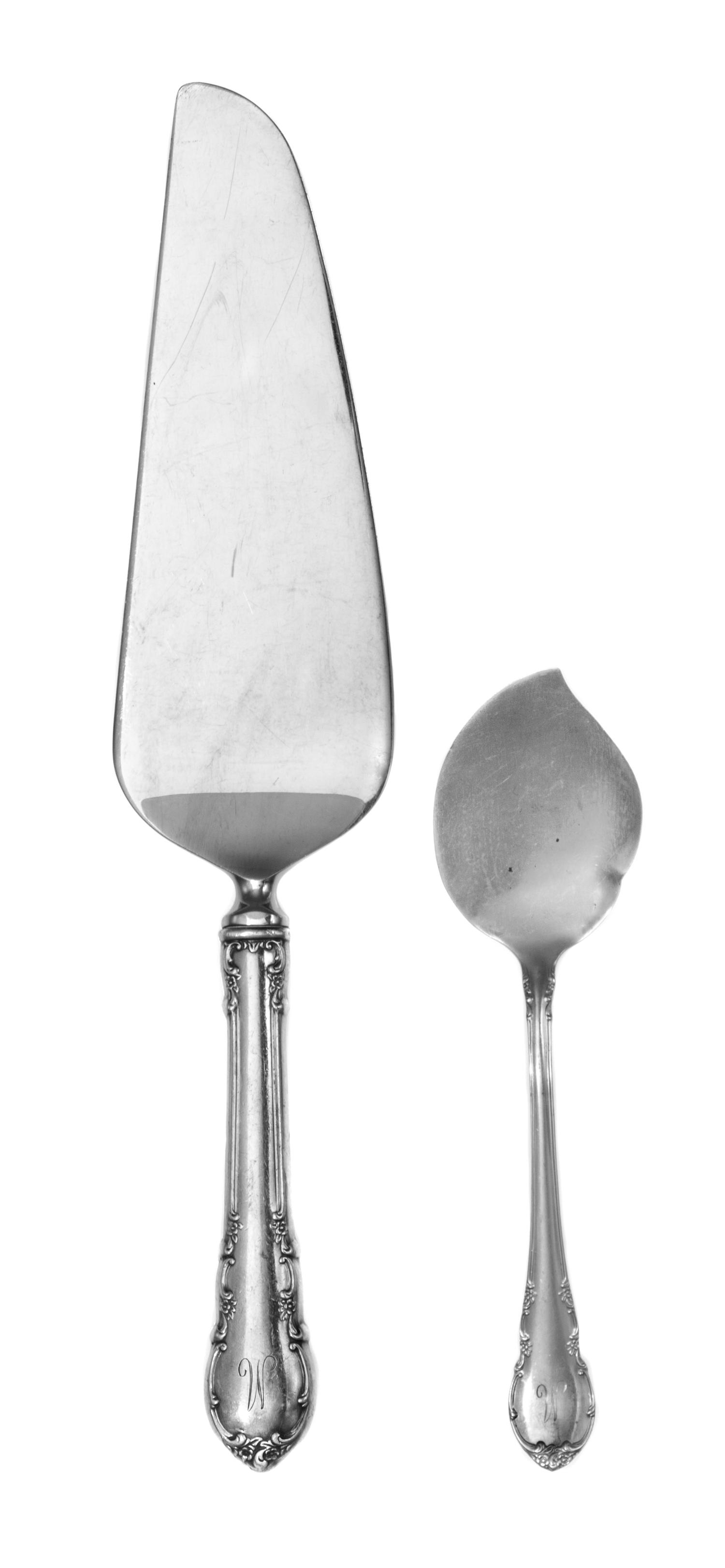 An American Silver Flatware Service, Lunt Silversmiths, Greenfield, MA, comprising: 12 dinner knives 5 dinner forks 11 luncheon forks 1