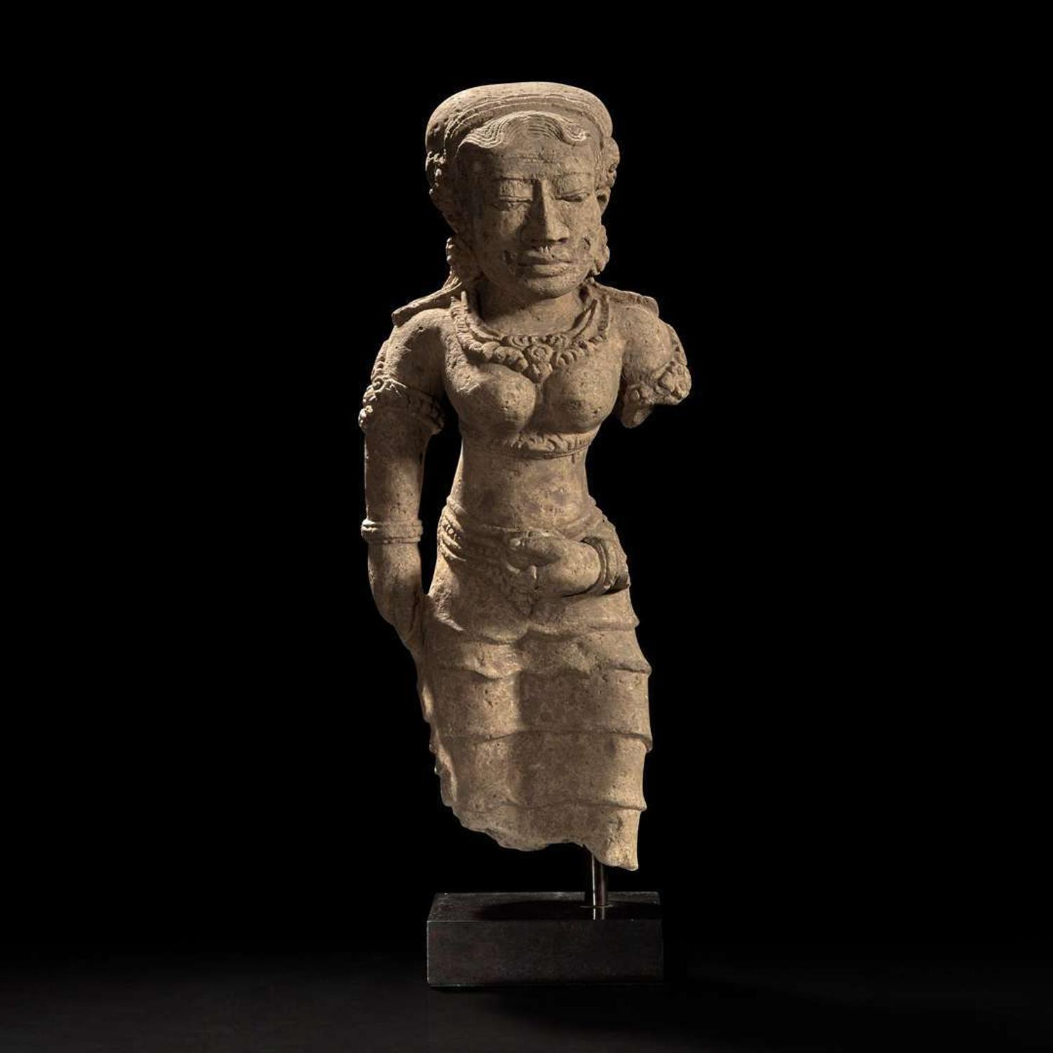 A Javanese terracotta figure of a female, possibly Majapahit 爪洼陶俑 或满者伯夷 13th-15th century ???????