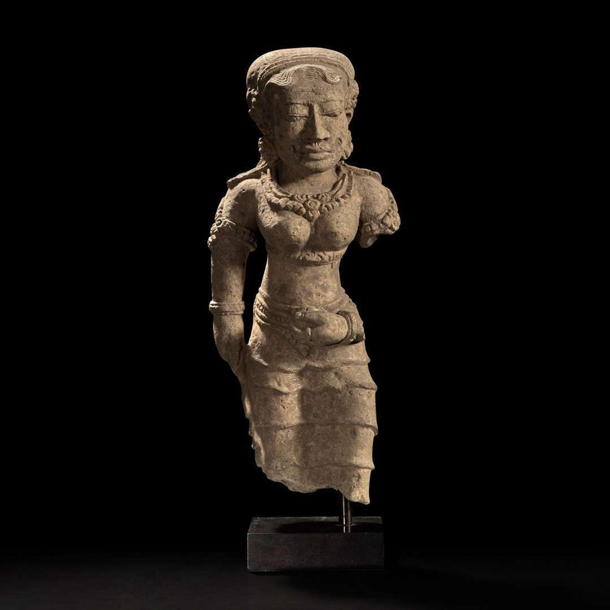 A Javanese terracotta figure of a female, possibly Majapahit 爪洼陶俑 或满者伯夷 13th-15th century ???????