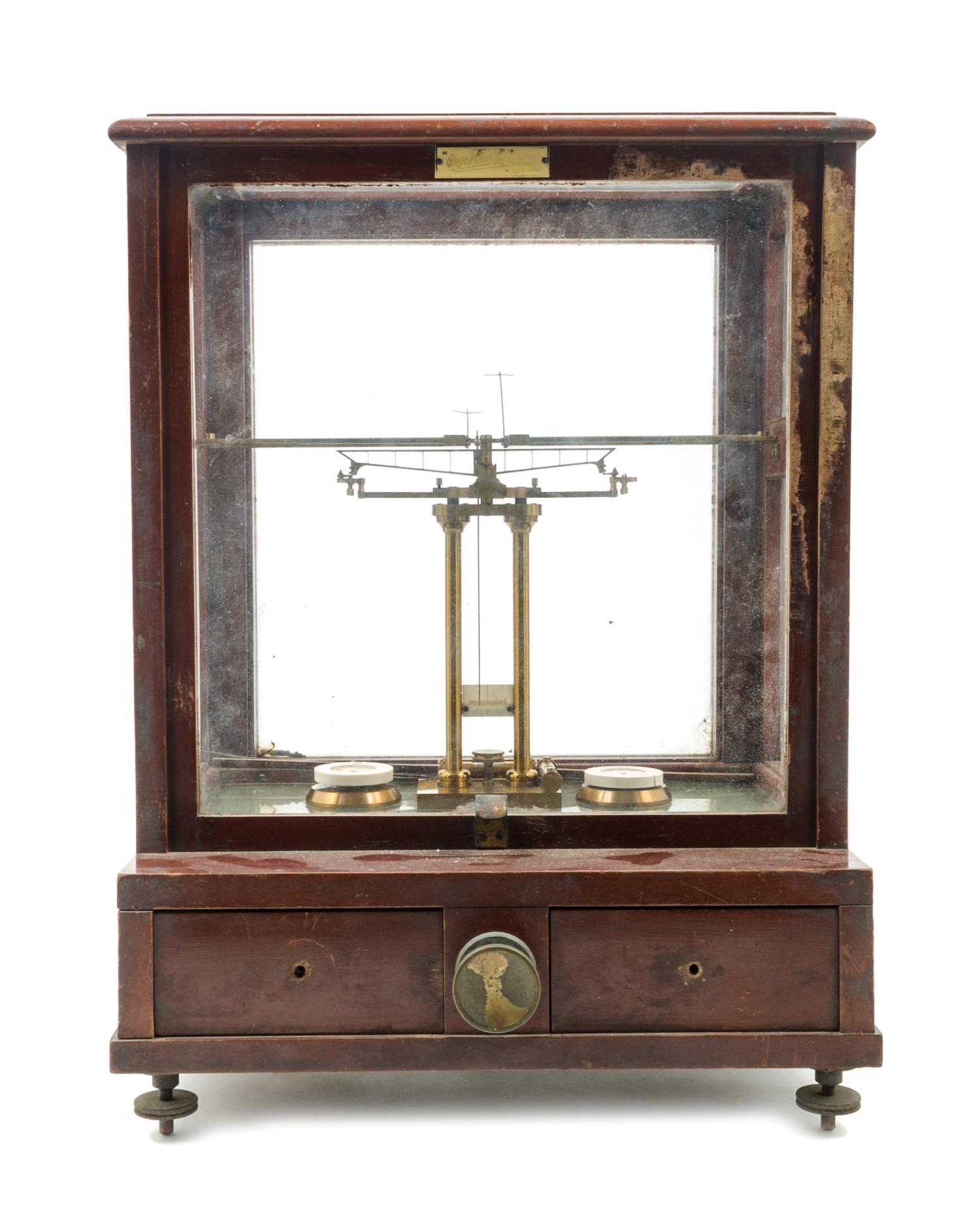 An English Brass and Wood Cased Assayer's Balance Height of case 19 1/2 x width 14 3/4 x depth 10 1/2 inches. — L. OERTLING, LONDON, LATE 19TH CENTURY