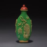 A Chinese Overlay Glass "Mi Fu and Goathead" Snuff Bottle, Possibly Yangzhou, Qing Dynasty, Circa 1820-1880 — 1820-1880年 綠地套黃料米芾拜石圖鼻煙壺