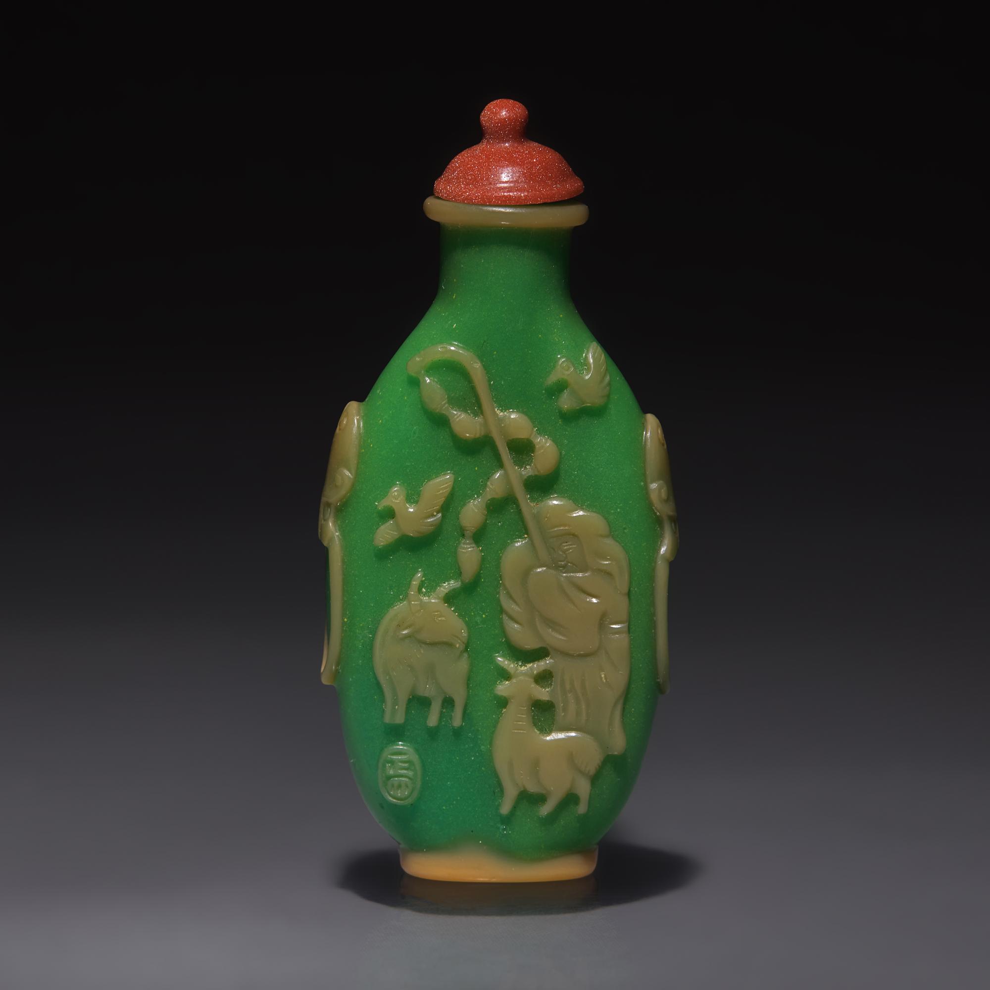 A Chinese Overlay Glass "Mi Fu and Goathead" Snuff Bottle, Possibly Yangzhou, Qing Dynasty, Circa 1820-1880 — 1820-1880年 綠地套黃料米芾拜石圖鼻煙壺
