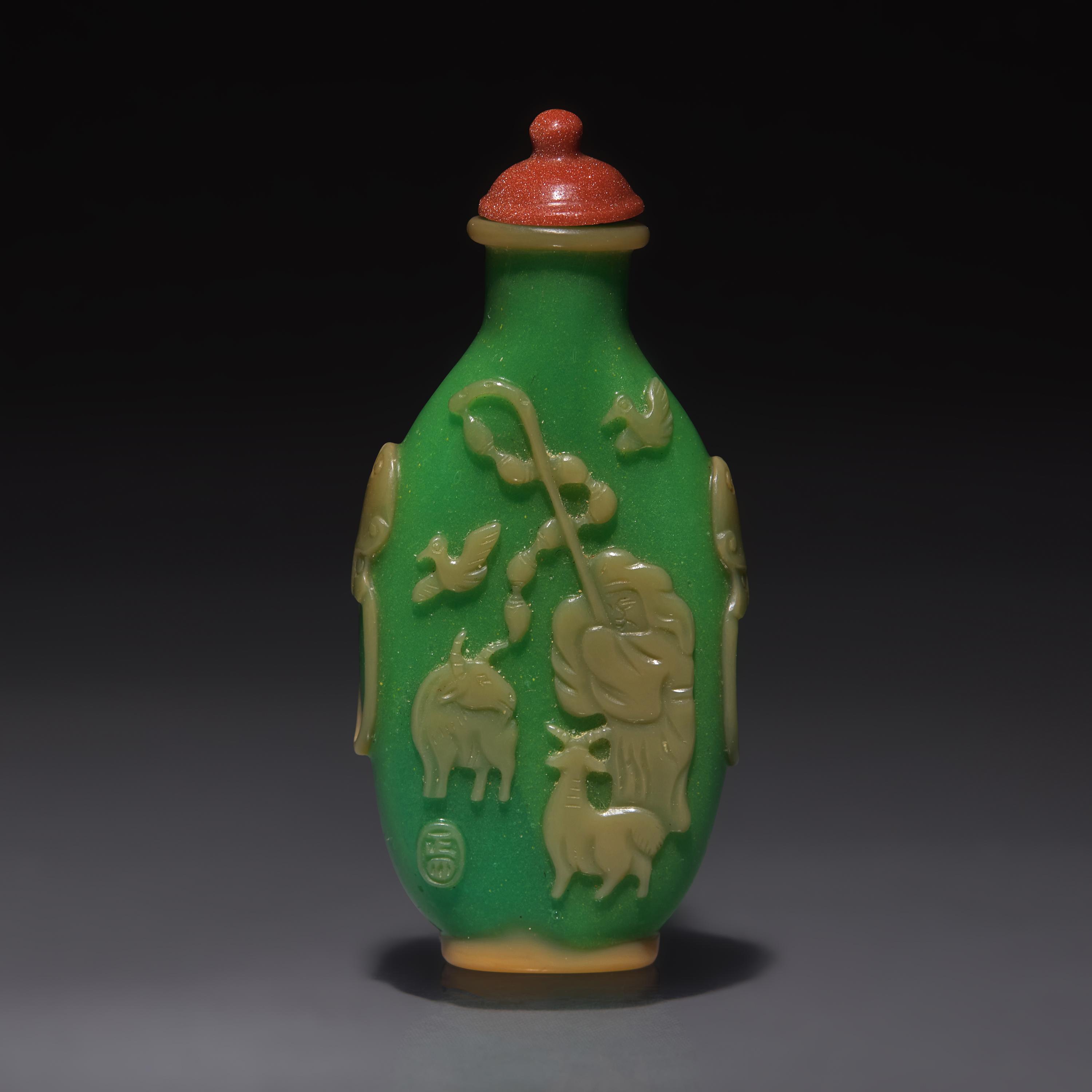 A Chinese Overlay Glass "Mi Fu and Goathead" Snuff Bottle, Possibly Yangzhou, Qing Dynasty, Circa 1820-1880 — 1820-1880年 綠地套黃料米芾拜石圖鼻煙壺