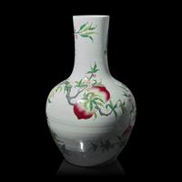 A Very Large Chinese Famille Rose Porcelain 'Nine Peaches' Tianqiuping Vase, 20th Century — 近代 粉彩九桃天球瓶