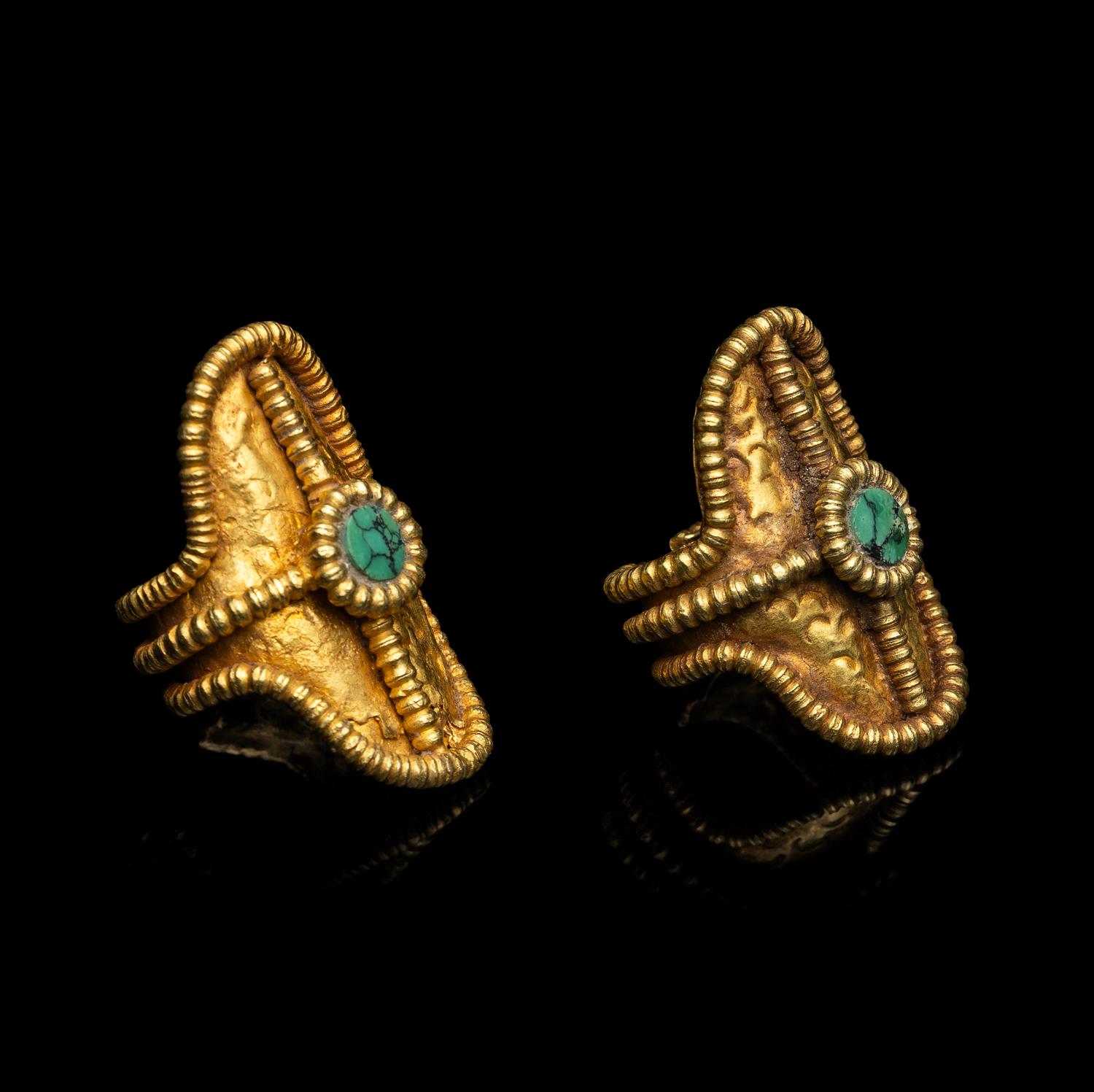 A Pair of Chinese Turquoise Inset Gold Rings, Liao Dynasty 遼 金鑲綠松石聯珠紋指環一對