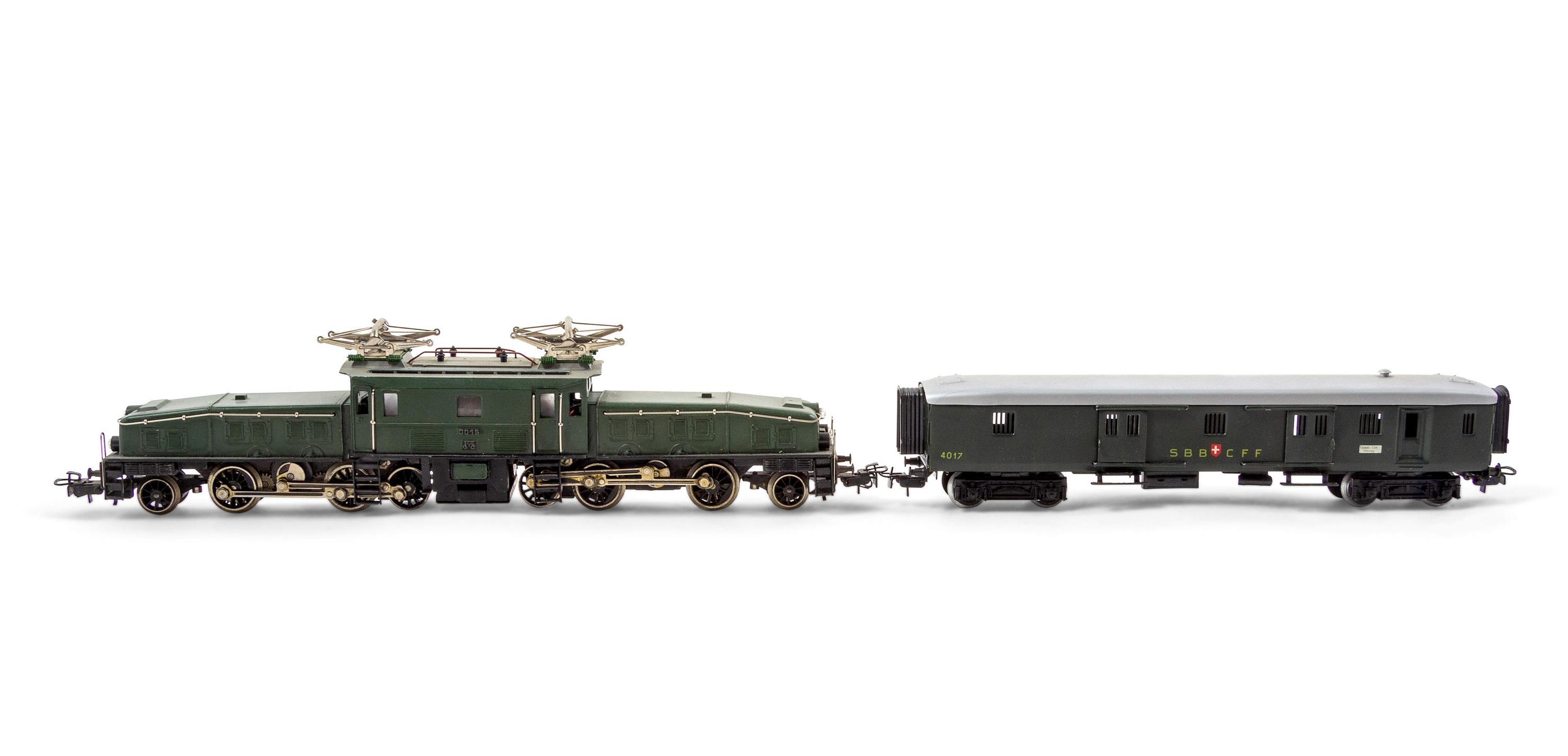 A Marklin Polychrome HO-Gauge SBB/CFF Crocodile Locomotive and Luggage Car