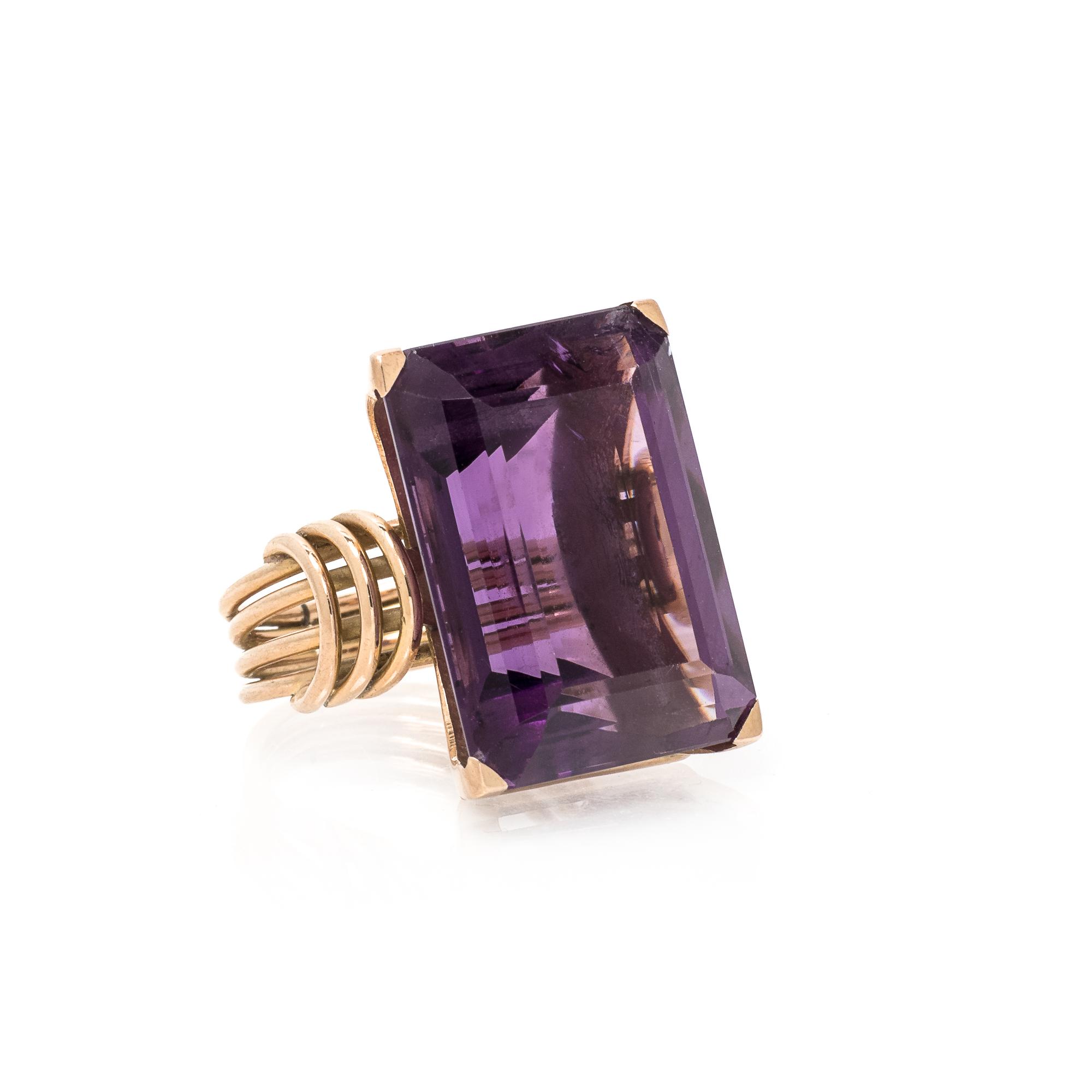 COLLECTION OF YELLOW GOLD AND AMETHYST JEWELRY