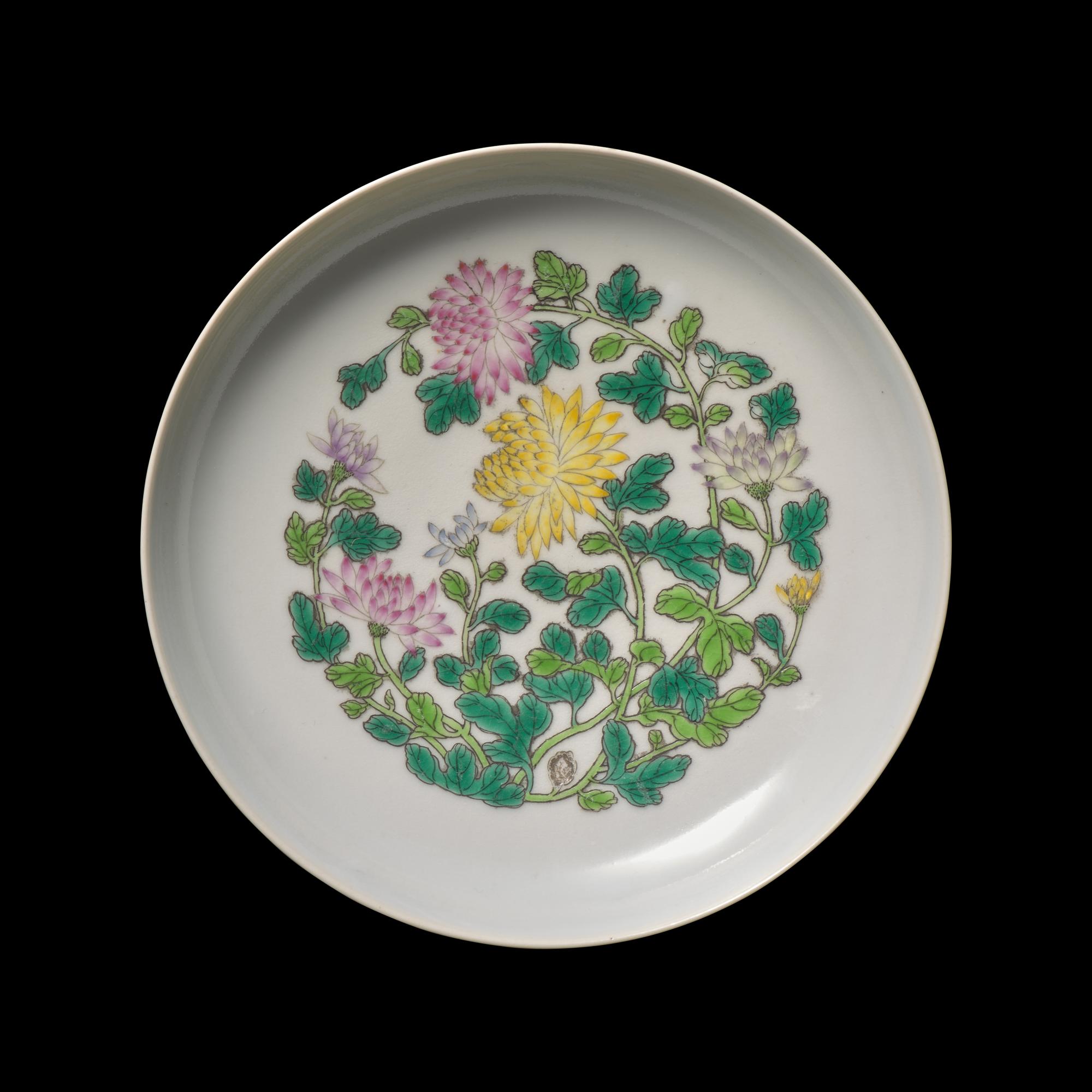A Chinese Famille Rose Porcelain 'Chrysanthemum' Dish 外黃釉內粉彩菊花紋盤